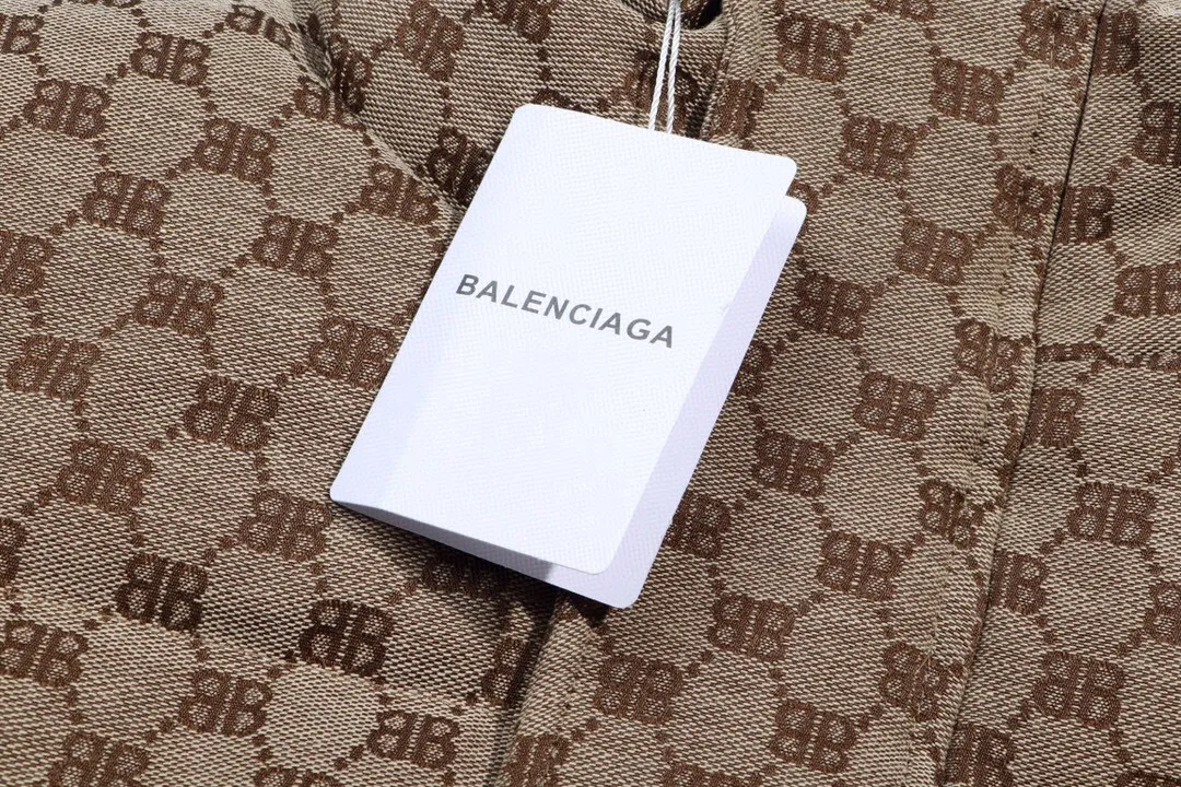 🅿️480 Style number: Y04 Balenciaga Super soft, fluffy and plump, super heavy-duty, the fabric is well-crafted and has a perfect fit. Note: the fabric is super comfortable for both men and women (the first time I made a down jacket this year, and the price-performance ratio is so high that it breaks the ceiling) [Top-quality fabric + features: ✅The down content is 90 down, and the gram weight is about 380-420g. ✅It needs to be customized individually. It is very thick and has a three-dimensional and full feeling from 360 degrees! ✅The down jacket uses a double-layer anti-down liner design! Super windproof performance ✅Hardware 1:1 fully customized ZP craftsmanship: spot heavy goods! The highest version is produced by the same celebrity couple and must be good. This down jacket uses a double-layer anti-velvet liner design! It has super windproof performance and will be very warm when worn in winter! It is filled with white duck down and has high fluffiness, so it can be worn at minus ten degrees ❗ Color: Brown (popular color) Size: M–XXL