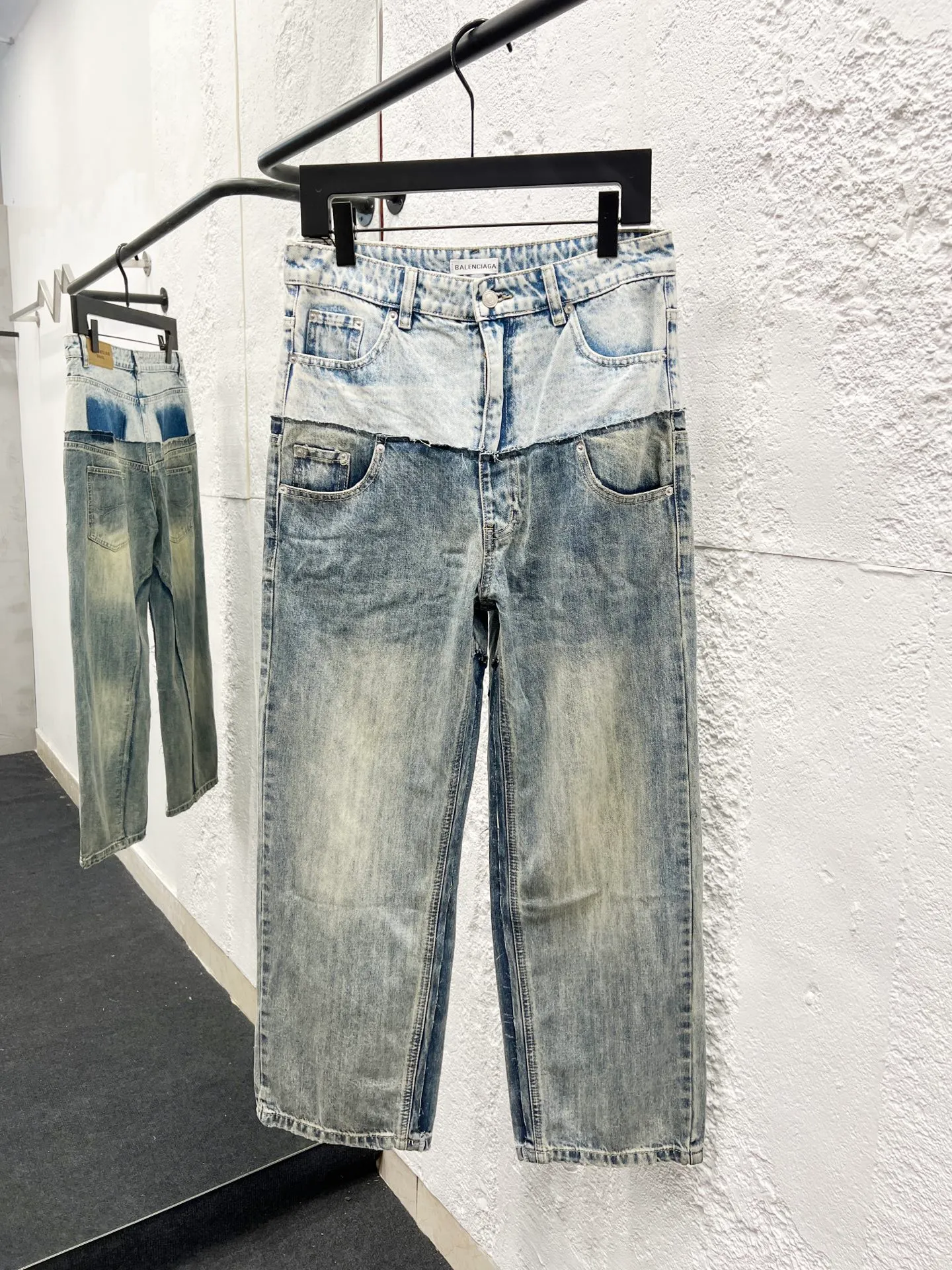 🅿️300 Style No.: H975 Balenciaga SS25 Distressed Spliced ​​Pocket Casual Jeans Regular Fit Same Style for Men and Women Top Ceiling Quality Styles with Different Washes and Textures, Very Friendly for People with Thin Legs and Thick Legs. The straight and slim fit is very flattering to the leg shape. Moderate length that never goes out of style, easy to match with casually, basic styling for various styles, a must-have in the wardrobe! The fabric is stiff but also makes the upper body soft without losing texture. The washing process is even more perfect. It is a must-have item for everyone! ! ! Washed wheat, hang tag, pants label, three labels complete Color: blue Size: 30, 32, 34, 36