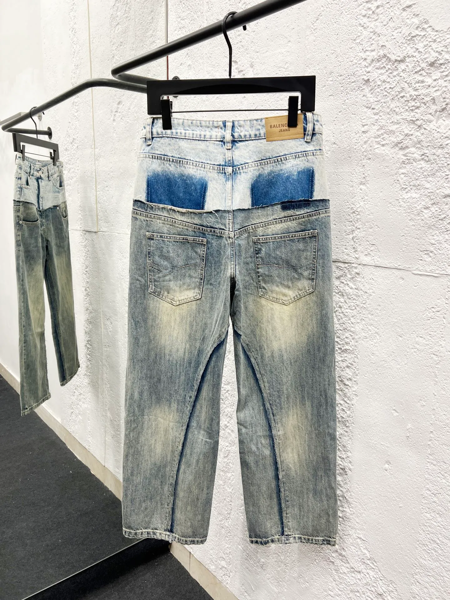 🅿️300 Style No.: H975 Balenciaga SS25 Distressed Spliced ​​Pocket Casual Jeans Regular Fit Same Style for Men and Women Top Ceiling Quality Styles with Different Washes and Textures, Very Friendly for People with Thin Legs and Thick Legs. The straight and slim fit is very flattering to the leg shape. Moderate length that never goes out of style, easy to match with casually, basic styling for various styles, a must-have in the wardrobe! The fabric is stiff but also makes the upper body soft without losing texture. The washing process is even more perfect. It is a must-have item for everyone! ! ! Washed wheat, hang tag, pants label, three labels complete Color: blue Size: 30, 32, 34, 36