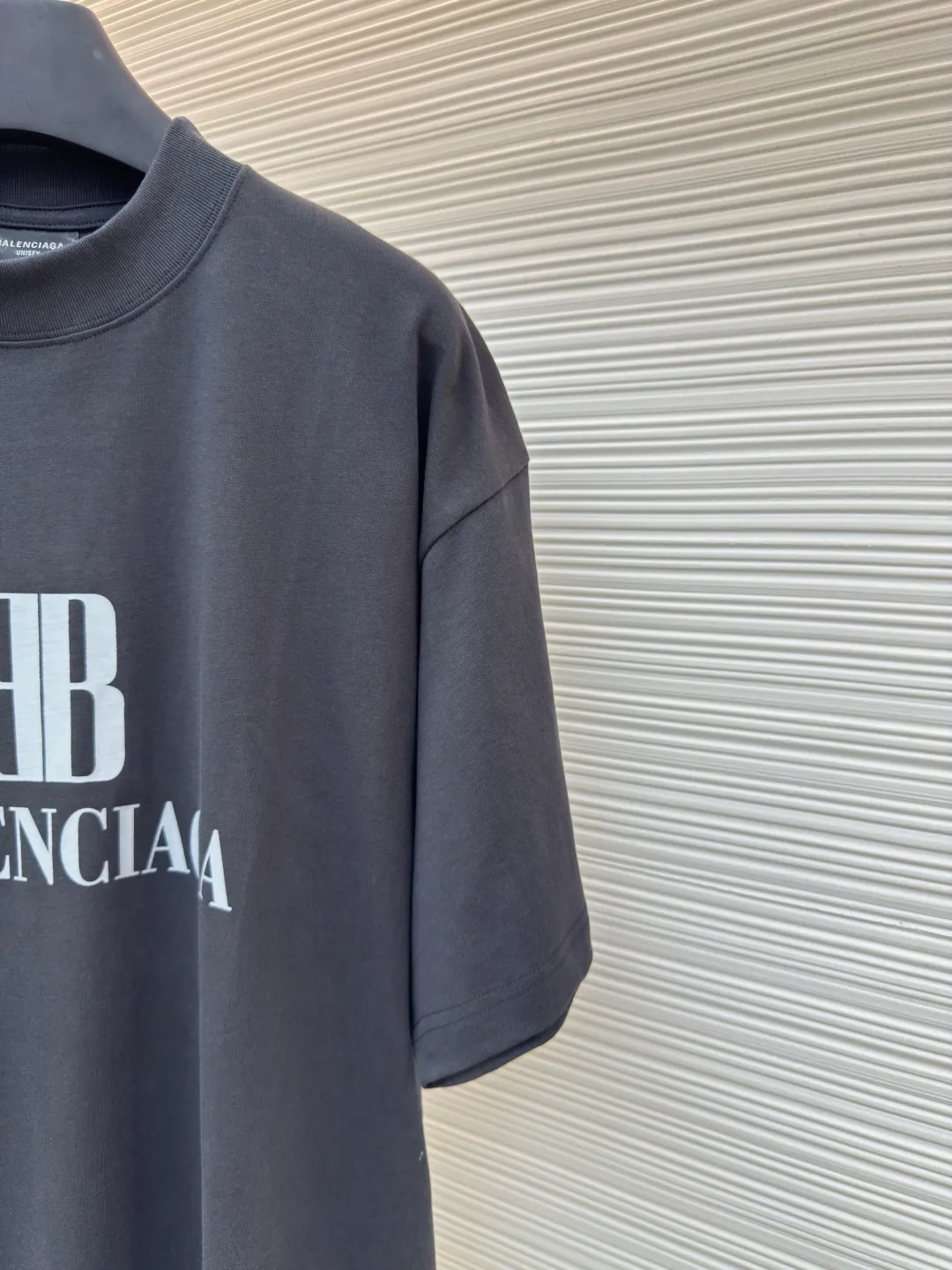 Balenciaga black letter double B printed short sleeves ●Original version: Purchased and developed at 2410 ●Item number: 1680737-A05 ●Fabric: vintage jersey fabric ●Technology: printing production ●Version: loose version ●Weight: about 325 grams ●Size: Fine cotton fabrics usually have better moisture absorption, breathability, warmth retention and wear resistance, and are also softer and smoother. Retro cotton fabric is a relatively thick cotton fabric with a retro-style black tone. It has been carefully processed and processed to have excellent texture and performance. Due to fine processing, the texture of fine cotton fabric is relatively light and soft, and it feels soft and comfortable. High-density dot paste printing is a unique and advanced printing technology. The distribution of dots is very dense, so the printed pattern has extremely high clarity and resolution. High-density dot printing technology is used to print various complex patterns and textures on clothing. Ink graffiti-like letter printing is printed through this technology, which has a unique texture and three-dimensional effect. At the same time, due to the special properties of the slurry, the printed pattern has a certain appeal, unique visual effects, and a delicate touch. The oversize loose silhouette design, the basic round neckline, dropped shoulder line, vertical pit stripe woven code from top to bottom, the collar, cuffs, and hem all have ruffles, and the sleeve length is longer to highlight the details. The thickness of the ready-made garment is the same as the original version, and it is additionally shaped to make the upper body wider and not easily deformed. The overall wiring is straight and delicate, the fabric is comfortable and soft, and the color is consistent without color difference. It can be matched with the same style to create a fashionable look and control various occasions. Customized accessories, complete with three standards, same style for men and women!