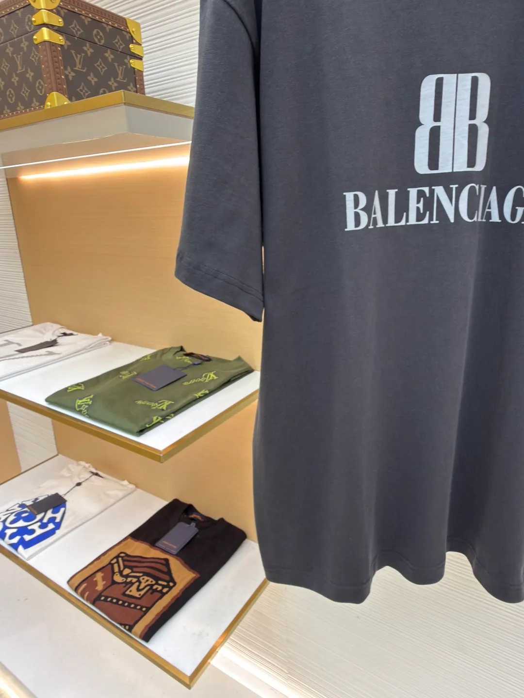 Balenciaga black letter double B printed short sleeves ●Original version: Purchased and developed at 2410 ●Item number: 1680737-A05 ●Fabric: vintage jersey fabric ●Technology: printing production ●Version: loose version ●Weight: about 325 grams ●Size: Fine cotton fabrics usually have better moisture absorption, breathability, warmth retention and wear resistance, and are also softer and smoother. Retro cotton fabric is a relatively thick cotton fabric with a retro-style black tone. It has been carefully processed and processed to have excellent texture and performance. Due to fine processing, the texture of fine cotton fabric is relatively light and soft, and it feels soft and comfortable. High-density dot paste printing is a unique and advanced printing technology. The distribution of dots is very dense, so the printed pattern has extremely high clarity and resolution. High-density dot printing technology is used to print various complex patterns and textures on clothing. Ink graffiti-like letter printing is printed through this technology, which has a unique texture and three-dimensional effect. At the same time, due to the special properties of the slurry, the printed pattern has a certain appeal, unique visual effects, and a delicate touch. The oversize loose silhouette design, the basic round neckline, dropped shoulder line, vertical pit stripe woven code from top to bottom, the collar, cuffs, and hem all have ruffles, and the sleeve length is longer to highlight the details. The thickness of the ready-made garment is the same as the original version, and it is additionally shaped to make the upper body wider and not easily deformed. The overall wiring is straight and delicate, the fabric is comfortable and soft, and the color is consistent without color difference. It can be matched with the same style to create a fashionable look and control various occasions. Customized accessories, complete with three standards, same style for men and women!