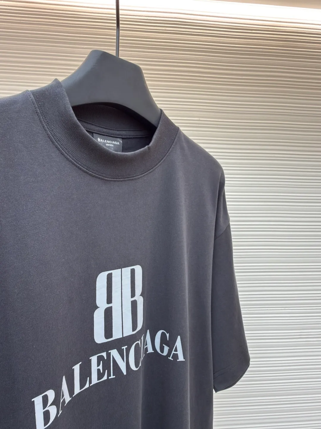 Balenciaga black letter double B printed short sleeves ●Original version: Purchased and developed at 2410 ●Item number: 1680737-A05 ●Fabric: vintage jersey fabric ●Technology: printing production ●Version: loose version ●Weight: about 325 grams ●Size: Fine cotton fabrics usually have better moisture absorption, breathability, warmth retention and wear resistance, and are also softer and smoother. Retro cotton fabric is a relatively thick cotton fabric with a retro-style black tone. It has been carefully processed and processed to have excellent texture and performance. Due to fine processing, the texture of fine cotton fabric is relatively light and soft, and it feels soft and comfortable. High-density dot paste printing is a unique and advanced printing technology. The distribution of dots is very dense, so the printed pattern has extremely high clarity and resolution. High-density dot printing technology is used to print various complex patterns and textures on clothing. Ink graffiti-like letter printing is printed through this technology, which has a unique texture and three-dimensional effect. At the same time, due to the special properties of the slurry, the printed pattern has a certain appeal, unique visual effects, and a delicate touch. The oversize loose silhouette design, the basic round neckline, dropped shoulder line, vertical pit stripe woven code from top to bottom, the collar, cuffs, and hem all have ruffles, and the sleeve length is longer to highlight the details. The thickness of the ready-made garment is the same as the original version, and it is additionally shaped to make the upper body wider and not easily deformed. The overall wiring is straight and delicate, the fabric is comfortable and soft, and the color is consistent without color difference. It can be matched with the same style to create a fashionable look and control various occasions. Customized accessories, complete with three standards, same style for men and women!