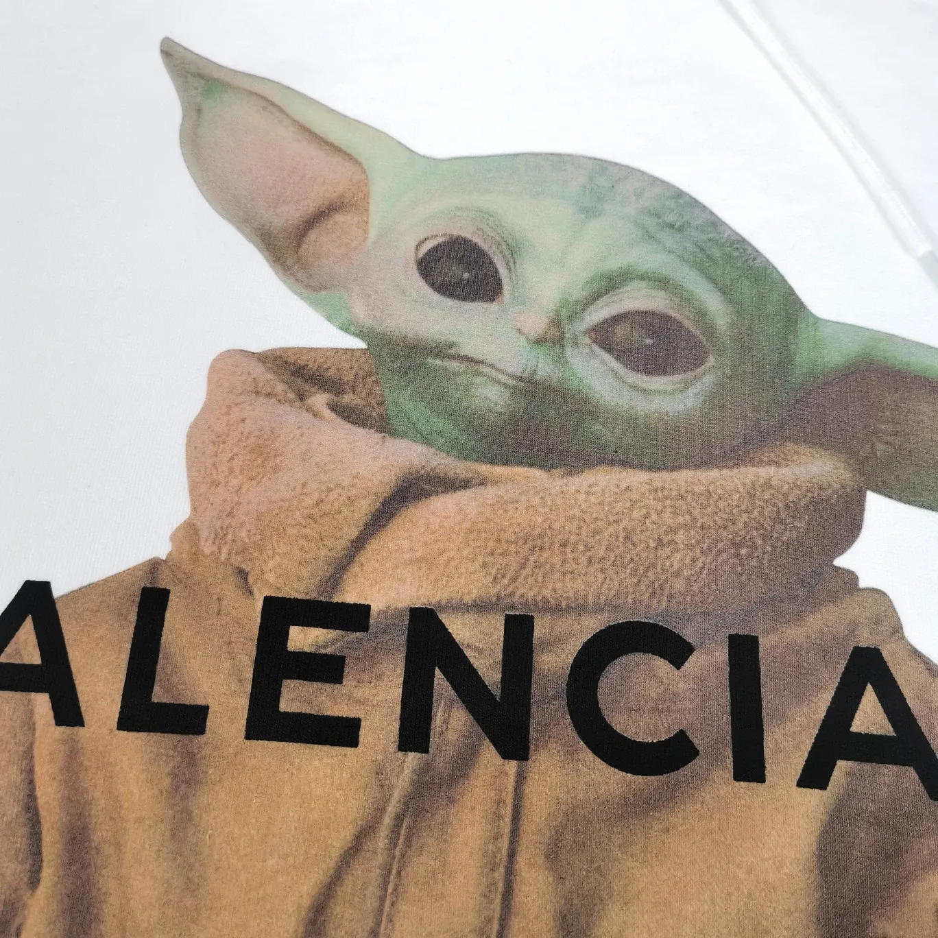 Additional details - the top proven version of BALENCIAGA Balenciaga The Mandalorian Baby Yoda pure cotton loose and breathable autumn and winter pure cotton hoodie sweatshirt for male and female couples Grogu, a character in the "Star Wars" series of film and television series, appeared in the American TV series "The Mandalorian". Grogu and Yoda are of the same race. Although he is still in the toddler stage, he is born with powerful force. This model is really explosive. The front piece is printed with Kornit digital direct printing. The color painting has an even transition of shades and a strong image. 3D restores the real texture of characters! The fabric is made of 480g imported knitted combed terry. The fabric is very silky, loose and drapey. Color: Black White Size: XS-L P:490