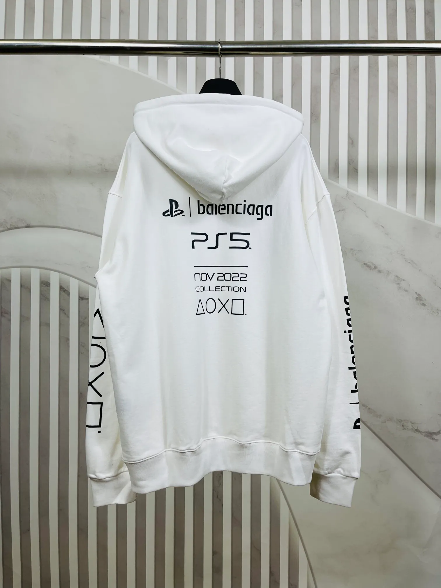 🅿️296 Real photos [Top version. Official website quality] BALENCI*GA/Paris. Classic model 22SS #BALENCI*GA / PlayStation co-branded. Ps5 letter geometric pattern printed hooded long-sleeved sweatshirt. Autumn and winter brick cabinet synchronization. The fabric is made of Paris ZP custom-woven and dyed 100% cotton double-yarn large sweater. The net weight is 460 grams. The cloth surface is clean. The cloth pattern is clear, soft and comfortable. The threads are woven and dyed with no color difference. The classic letter pattern is made of precision mesh. Imported environmentally friendly rubber paddle printing, the letters are clear. The effect is three-dimensional, restoring the brick cabinet, and the version adopts the OS loose shoulder style. Same style for men and women Coding: BL238085 Color: Black. White Size: XS S M L
