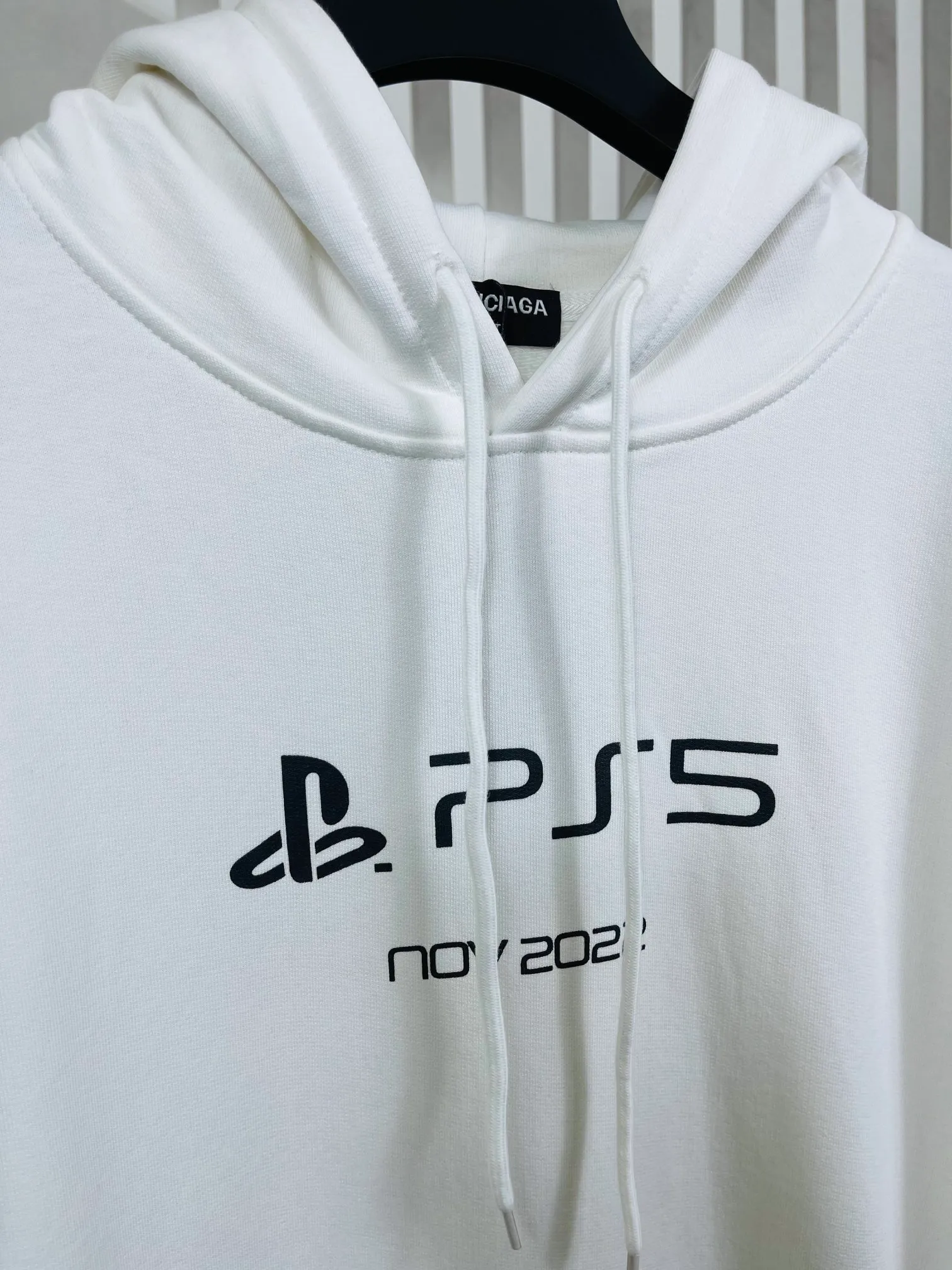 🅿️296 Real photos [Top version. Official website quality] BALENCI*GA/Paris. Classic model 22SS #BALENCI*GA / PlayStation co-branded. Ps5 letter geometric pattern printed hooded long-sleeved sweatshirt. Autumn and winter brick cabinet synchronization. The fabric is made of Paris ZP custom-woven and dyed 100% cotton double-yarn large sweater. The net weight is 460 grams. The cloth surface is clean. The cloth pattern is clear, soft and comfortable. The threads are woven and dyed with no color difference. The classic letter pattern is made of precision mesh. Imported environmentally friendly rubber paddle printing, the letters are clear. The effect is three-dimensional, restoring the brick cabinet, and the version adopts the OS loose shoulder style. Same style for men and women Coding: BL238085 Color: Black. White Size: XS S M L