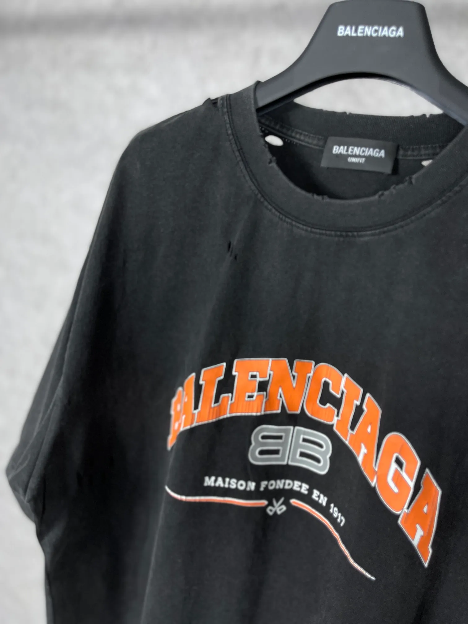 🅿️176 Actual pictures [Top version. Official website quality] BALENCI*GA/Paris. BB scissors LOGO printed ready-to-wear washed and distressed short-sleeved T-shirt. Brick cabinet synchronization. The fabric is made of Paris ZP custom-woven and dyed 100% cotton double yarn compact cotton. The weight is 260 grams, the cloth surface is clean. The cloth pattern is clear, soft and comfortable, and the thread is dyed with no color difference. The classic pattern is printed with environmentally friendly imported materials, straight cracks and cracked glue. Precision printing screen, the letters are clear and the effect is three-dimensional. Restored brick cabinet. The garments were washed and aged, and polished by many hands. Produced by super heavy craftsmanship, different market currencies, welcome to compare, the version adopts OS loose shoulder version. Same style for men and women. Code: BL223012 Color: washed black, lake blue, off-white, red Size: XS to L