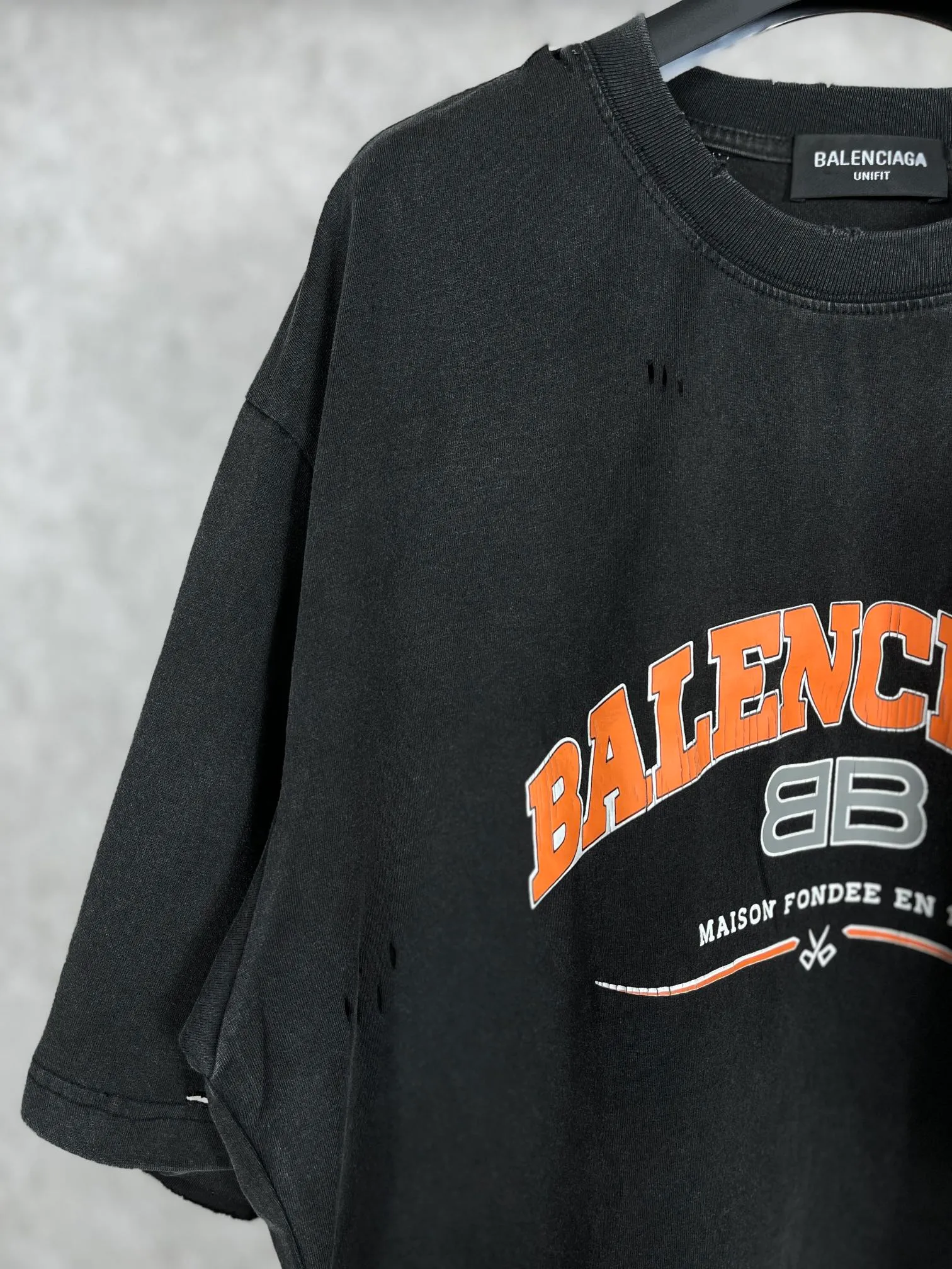 🅿️176 Actual pictures [Top version. Official website quality] BALENCI*GA/Paris. BB scissors LOGO printed ready-to-wear washed and distressed short-sleeved T-shirt. Brick cabinet synchronization. The fabric is made of Paris ZP custom-woven and dyed 100% cotton double yarn compact cotton. The weight is 260 grams, the cloth surface is clean. The cloth pattern is clear, soft and comfortable, and the thread is dyed with no color difference. The classic pattern is printed with environmentally friendly imported materials, straight cracks and cracked glue. Precision printing screen, the letters are clear and the effect is three-dimensional. Restored brick cabinet. The garments were washed and aged, and polished by many hands. Produced by super heavy craftsmanship, different market currencies, welcome to compare, the version adopts OS loose shoulder version. Same style for men and women. Code: BL223012 Color: washed black, lake blue, off-white, red Size: XS to L