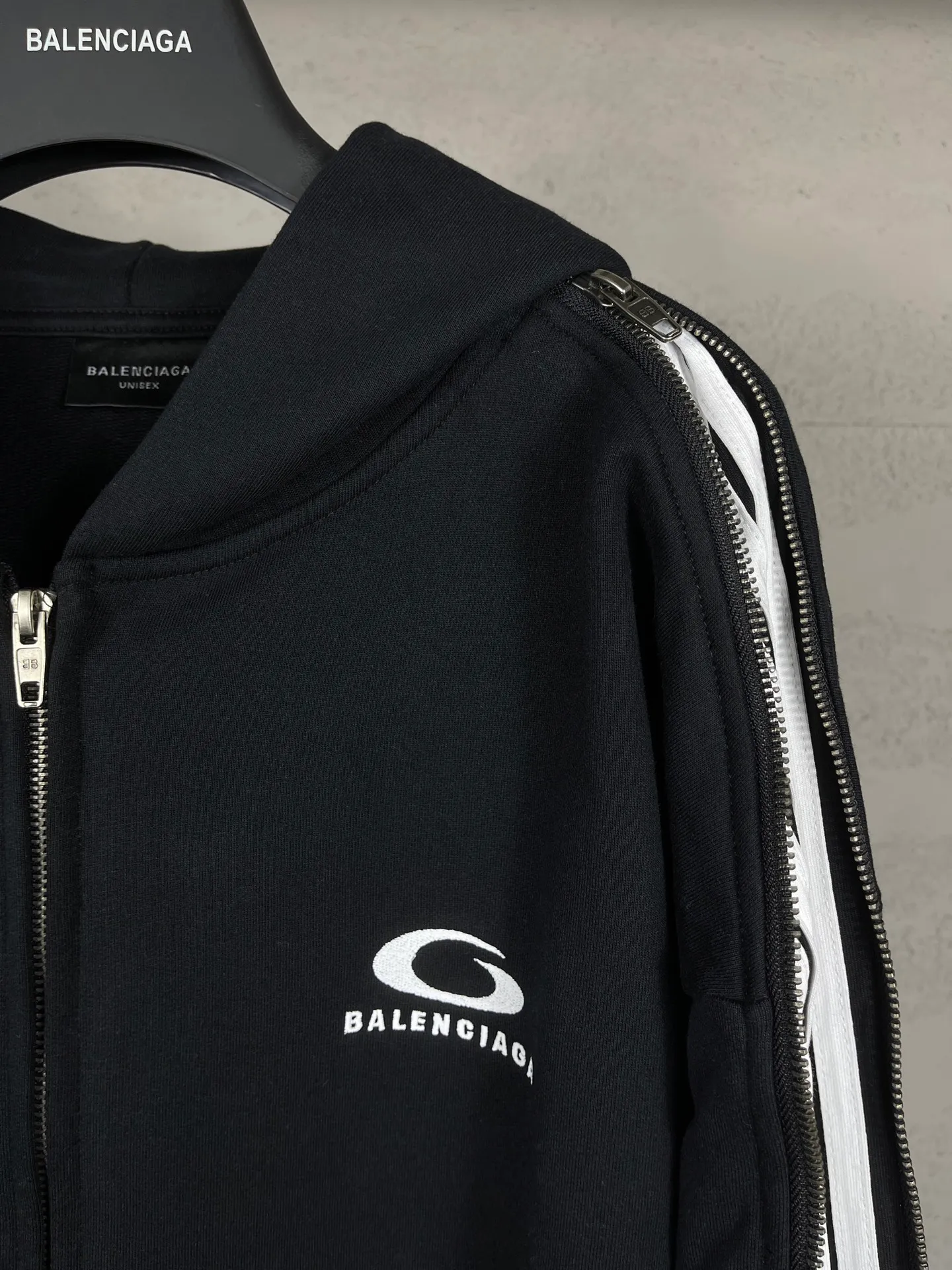 🅿️456 Detailed picture [Top version. Official website quality] BALENCI*GA/Paris SS25 latest model, shoulder sleeves with color matching and tie bars. Zippered shoulder sleeves, chain cardigan hooded sweatshirt with classic LOGO embroidered on the front left chest, produced with extra heavy craftsmanship. Brick cabinets are synchronized and developed at the first time. The fabric is made of Paris ZP custom-woven and dyed cotton sweatshirt. Weighing 460 grams, the cloth surface is clean. The cloth pattern is clear, soft and comfortable. The threads are dyed with no color difference. The classic pattern embroidery is embroidered using an imported Tajima embroidery machine. The letters are clear, three-dimensional and without burrs. Shoulder sleeves with color tie strips, fashionable and classic. Jubie market produces pictures based on pictures. Welcome to compare. The version adopts OS loose shoulder version. Same style for men and women. Code: BL259915 Color: Black, Size: XS S M L