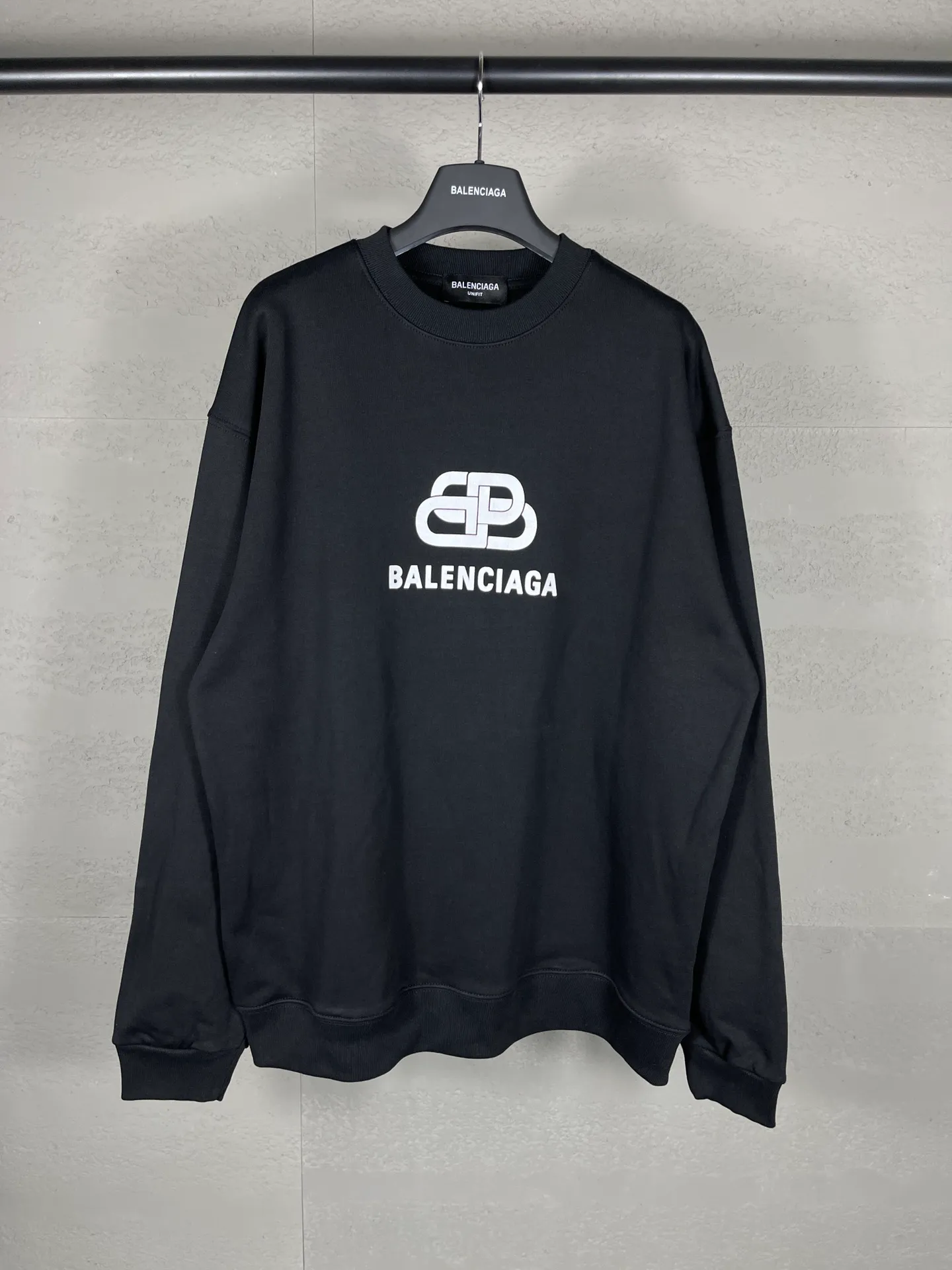 🅿️246 Actual pictures [Top version. Official website quality] BALENCI*GA/Paris. Classic style. SS22 #balenci*ga lock letter LOGO round neck sweatshirt. Brick cabinet synchronization.                       The fabric is made of Paris ZP custom-woven and dyed cotton sweatshirt. The weight is 450 grams. The cloth surface is clean. The cloth pattern is clear, soft and comfortable. The threads are dyed with no color difference. The classic pattern is printed with environmentally friendly imported materials, precision printing screen, the letters are clear, the effect is three-dimensional, and the brick cabinet is restored. The version adopts the OS loose shoulder style. Same style for men and women Coding: BL235568 Color: black, white, coffee Size: XS S M L