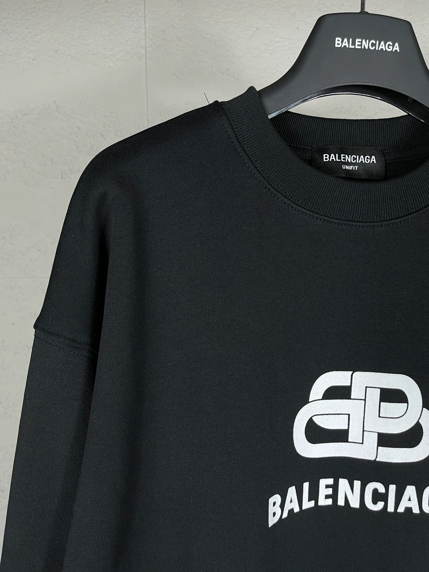 🅿️246 Actual pictures [Top version. Official website quality] BALENCI*GA/Paris. Classic style. SS22 #balenci*ga lock letter LOGO round neck sweatshirt. Brick cabinet synchronization.                       The fabric is made of Paris ZP custom-woven and dyed cotton sweatshirt. The weight is 450 grams. The cloth surface is clean. The cloth pattern is clear, soft and comfortable. The threads are dyed with no color difference. The classic pattern is printed with environmentally friendly imported materials, precision printing screen, the letters are clear, the effect is three-dimensional, and the brick cabinet is restored. The version adopts the OS loose shoulder style. Same style for men and women Coding: BL235568 Color: black, white, coffee Size: XS S M L
