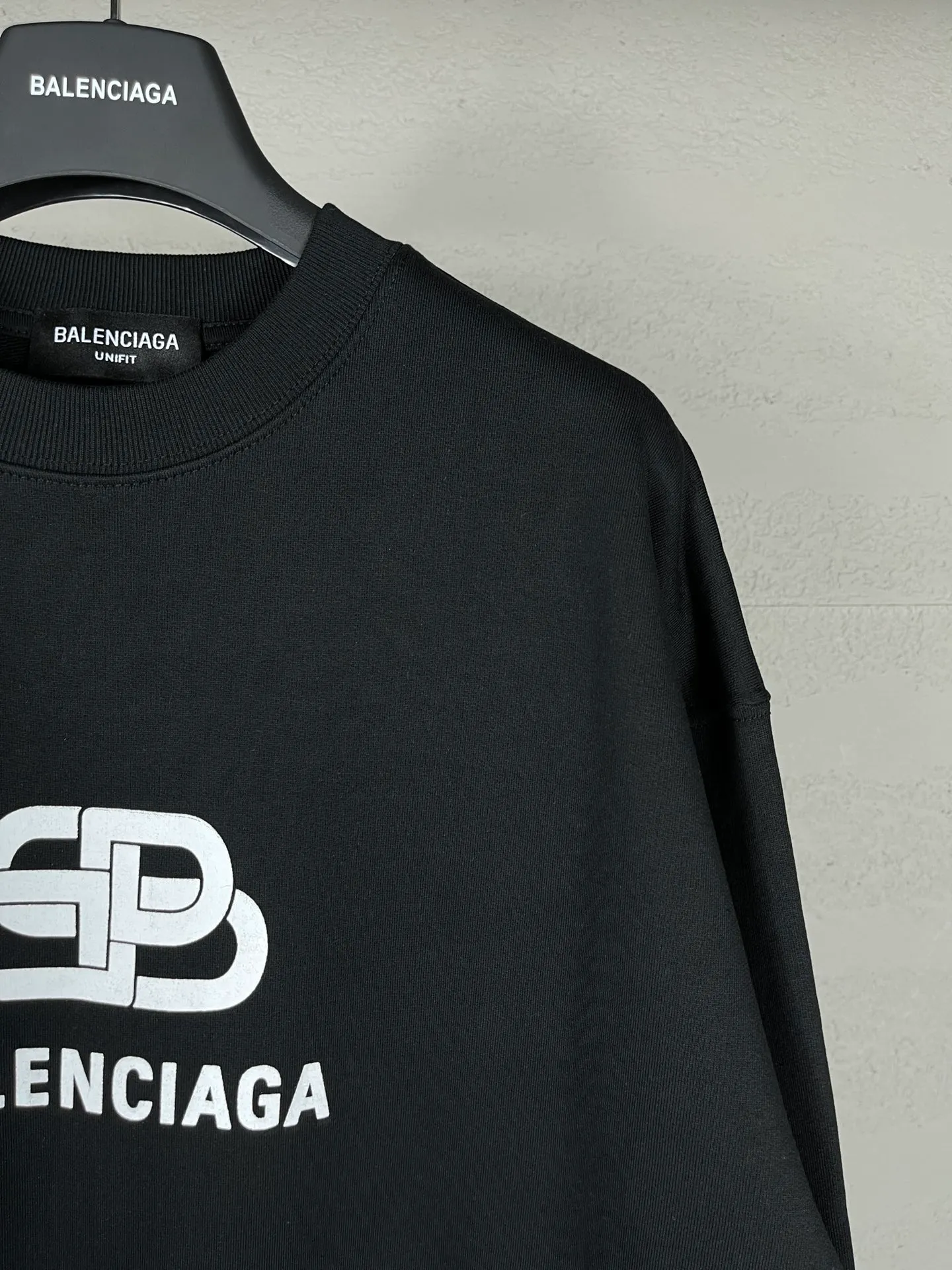 🅿️246 Actual pictures [Top version. Official website quality] BALENCI*GA/Paris. Classic style. SS22 #balenci*ga lock letter LOGO round neck sweatshirt. Brick cabinet synchronization.                       The fabric is made of Paris ZP custom-woven and dyed cotton sweatshirt. The weight is 450 grams. The cloth surface is clean. The cloth pattern is clear, soft and comfortable. The threads are dyed with no color difference. The classic pattern is printed with environmentally friendly imported materials, precision printing screen, the letters are clear, the effect is three-dimensional, and the brick cabinet is restored. The version adopts the OS loose shoulder style. Same style for men and women Coding: BL235568 Color: black, white, coffee Size: XS S M L