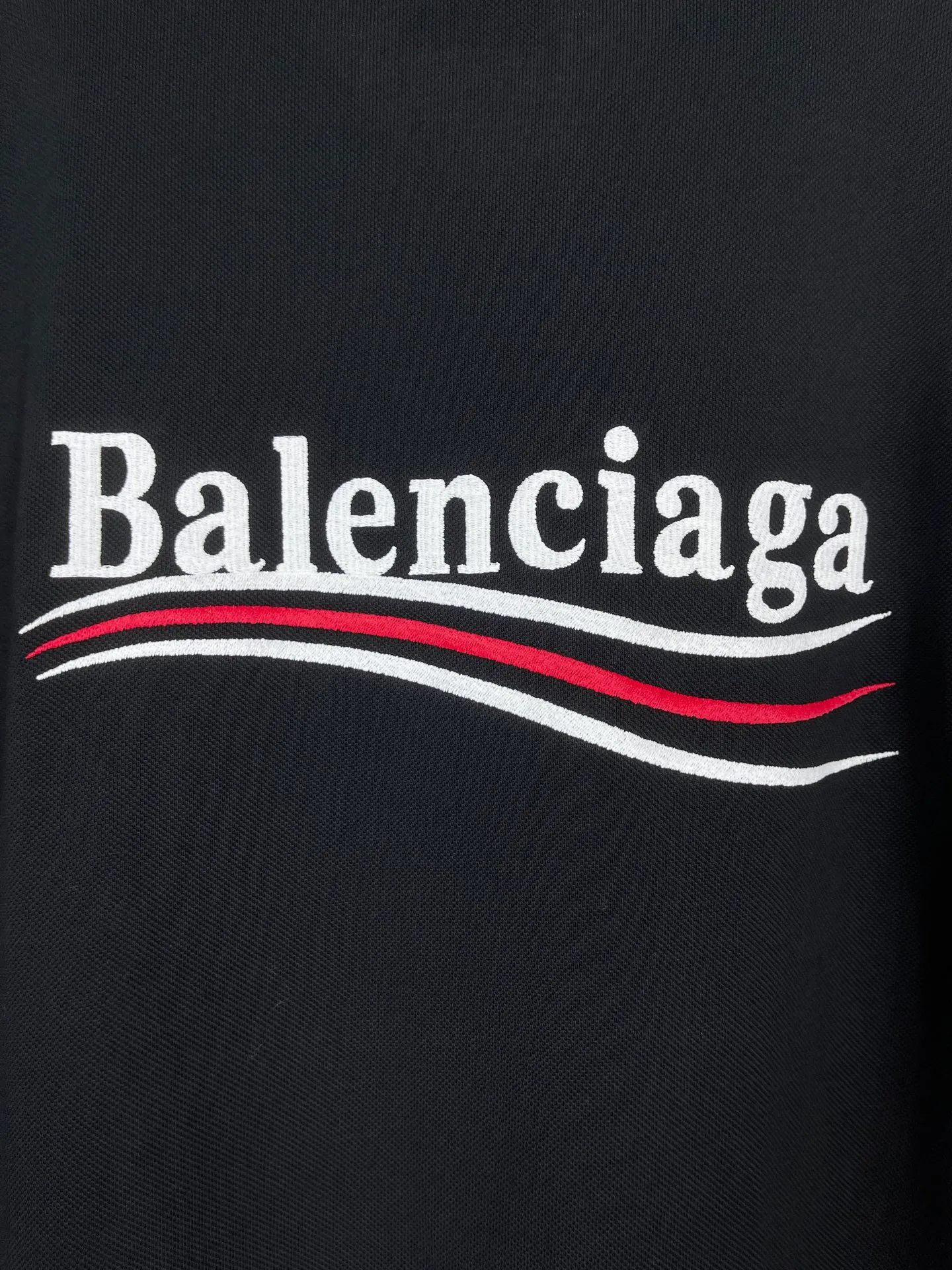 🅿️220 real photos [Top version. Official website quality] BALENCI*GA/Paris #2025 new front and back wave embroidered POLO shirt, front and back slit design, full of design, welcome to compare. The fabric is made of Paris ZP custom-woven and dyed cotton pique, weight 260 grams, clean cloth surface, clear cloth pattern, soft and comfortable. The threads are woven and dyed with no color difference. The embroidered LOGO is embroidered using imported Tajima embroidery machine. The effect is three-dimensional. Restore the brick cabinet, adopt OS loose shoulder style. Same style for men and women. Code: BL252207 Color: black, white Size: XS S M L