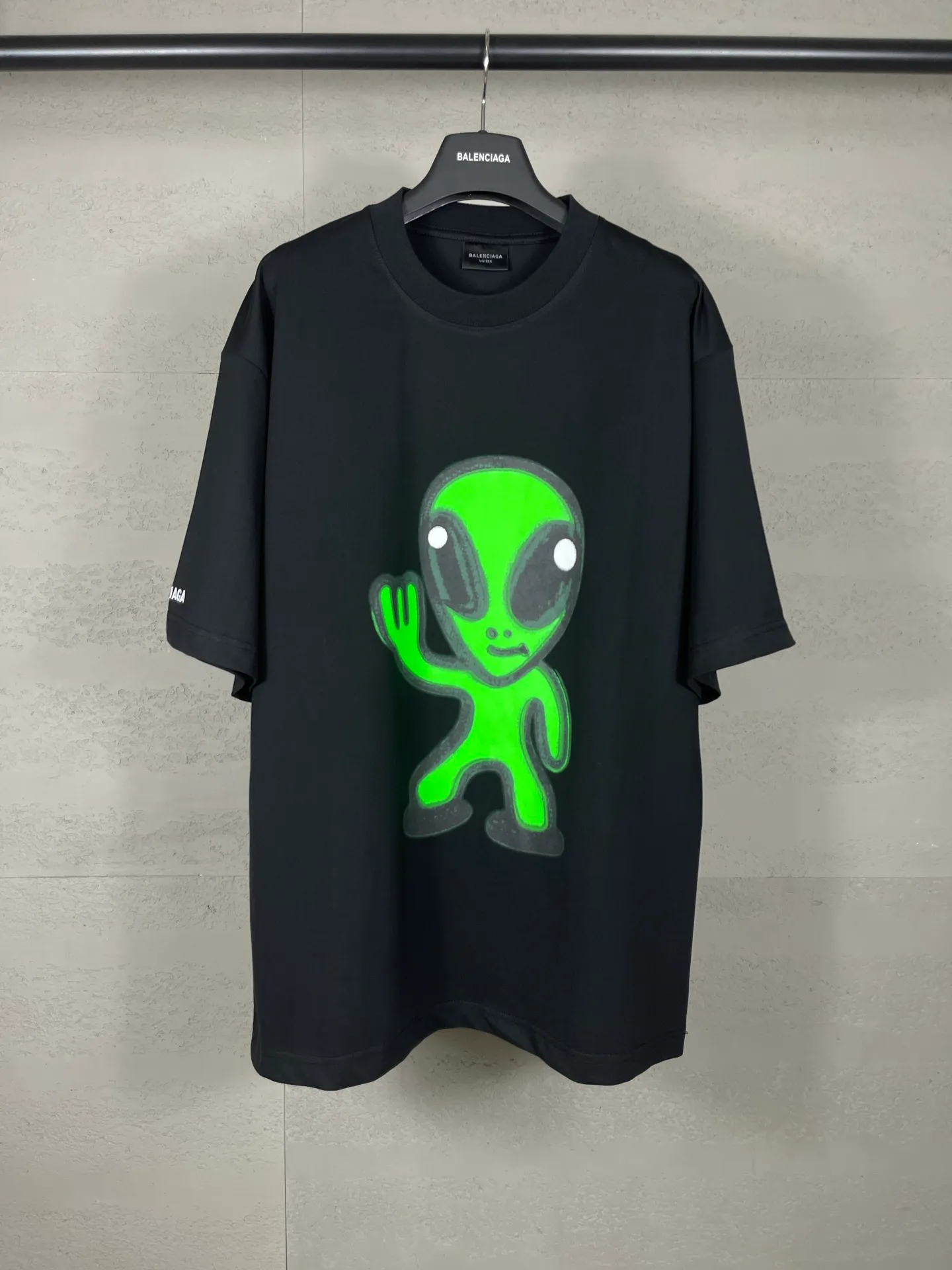 🅿️194 real photos [top version. official website quality] BALENCI*GA/25 new model. The front is directly printed with hithg there + dripley art work + luminous effect, aliens are printed on the front, smiley faces are printed on the back, short-sleeved T-shirt with embroidered letters on the right sleeve # SS25 latest style. Research and development at the first time, different market currencies. Comparisons welcome. The fabric is made of Paris ZP custom-woven and dyed cotton double yarn. Weighing 260 grams, the cloth surface is clean. The cloth pattern is clear, soft and comfortable. The threads are dyed with no color difference. Printing adopts computer direct printing. Jubie market currency. Welcome to compare. The version adopts OS loose shoulder design. Same style for men and women. Code: BL253683 Color: off-white, black, floral gray Size: XS S M L