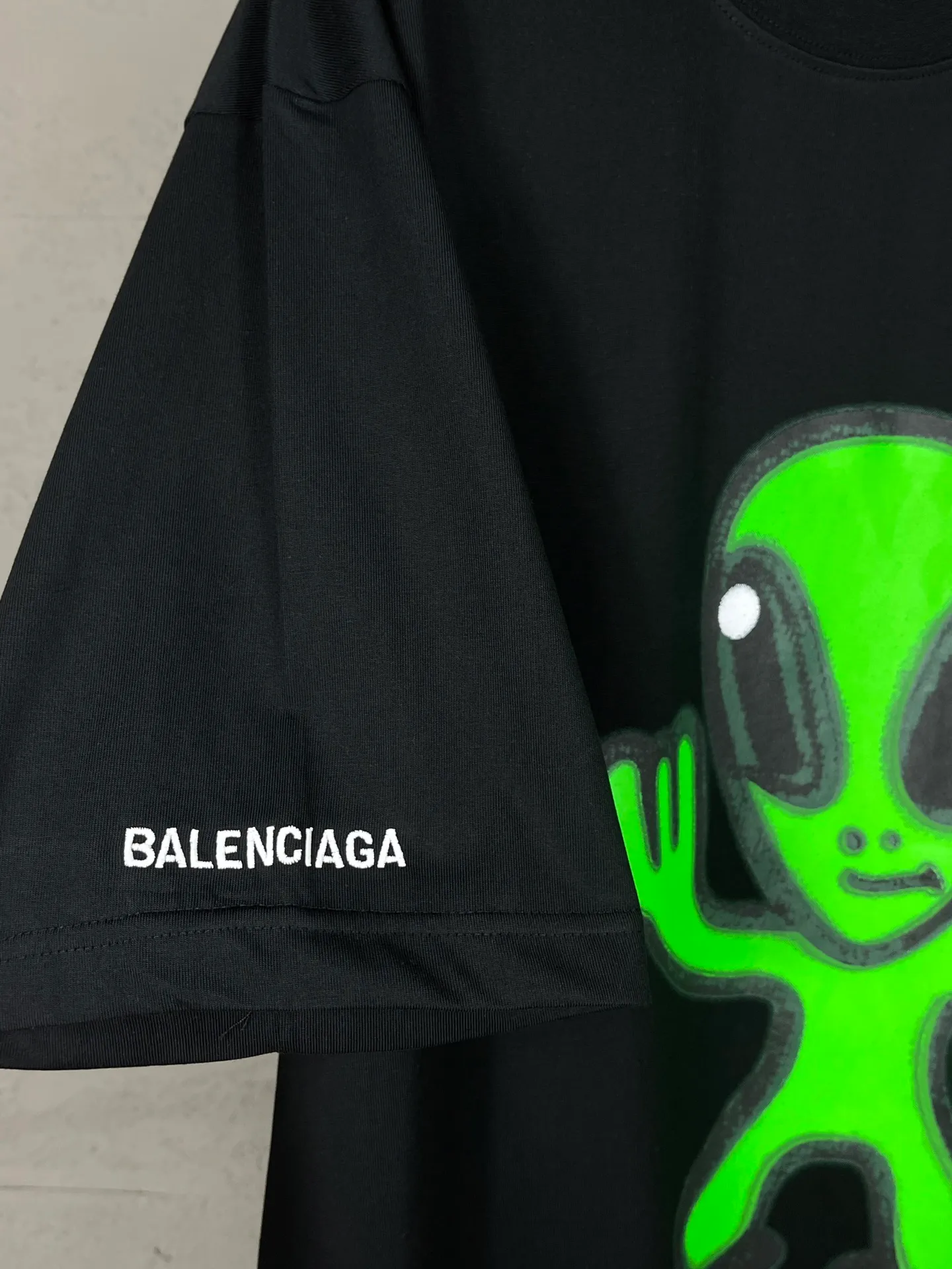 🅿️194 real photos [top version. official website quality] BALENCI*GA/25 new model. The front is directly printed with hithg there + dripley art work + luminous effect, aliens are printed on the front, smiley faces are printed on the back, short-sleeved T-shirt with embroidered letters on the right sleeve # SS25 latest style. Research and development at the first time, different market currencies. Comparisons welcome. The fabric is made of Paris ZP custom-woven and dyed cotton double yarn. Weighing 260 grams, the cloth surface is clean. The cloth pattern is clear, soft and comfortable. The threads are dyed with no color difference. Printing adopts computer direct printing. Jubie market currency. Welcome to compare. The version adopts OS loose shoulder design. Same style for men and women. Code: BL253683 Color: off-white, black, floral gray Size: XS S M L