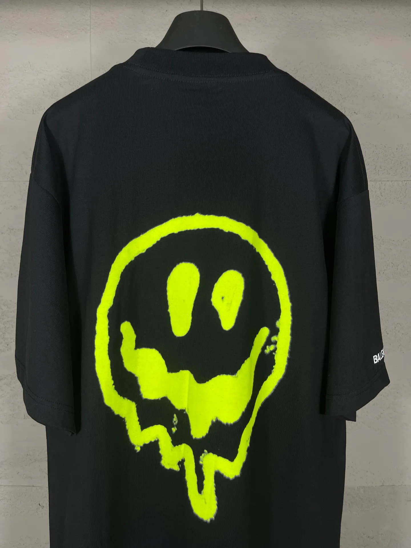 🅿️194 real photos [top version. official website quality] BALENCI*GA/25 new model. The front is directly printed with hithg there + dripley art work + luminous effect, aliens are printed on the front, smiley faces are printed on the back, short-sleeved T-shirt with embroidered letters on the right sleeve # SS25 latest style. Research and development at the first time, different market currencies. Comparisons welcome. The fabric is made of Paris ZP custom-woven and dyed cotton double yarn. Weighing 260 grams, the cloth surface is clean. The cloth pattern is clear, soft and comfortable. The threads are dyed with no color difference. Printing adopts computer direct printing. Jubie market currency. Welcome to compare. The version adopts OS loose shoulder design. Same style for men and women. Code: BL253683 Color: off-white, black, floral gray Size: XS S M L