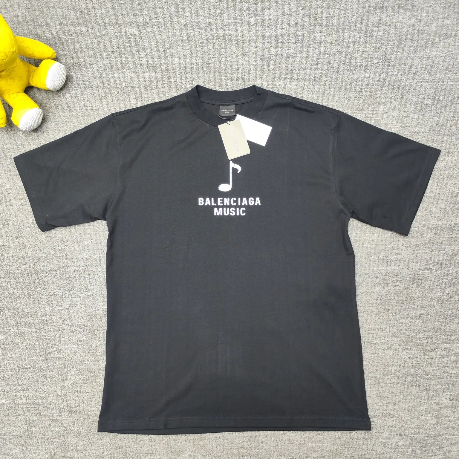 Top version BALENCIAGA/Balenciaga 2024 SS front and rear white ink direct-jet printed musical note short-sleeved T-shirt ✅No.1 quality in this market Real ceiling quality✅All original development pay attention to detail pictures to avoid mixed distribution of stolen pictures by merchants ✅Correct 260g custom-woven and dyed double-yarn fabric Soft, breathable and comfortable ✅Imported Tajima embroidery machine 150,000 needle embroidery, full effect, three-dimensional and clear✅Attention! The letter embroidery on the chest is hand-made and worn. The back of the garment is sewn with the car logo on the back collar. The original version is the same. The details are full and fixed-dyed threads. No color difference. No deformation. Overweight craftsmanship. Different market currencies. Here I will explain why mine is a little more expensive than others. 1. It seems to be a simple printing or embroidery. In fact, it is not simple at all. 10000% imported machine restoration. Not just lip service. Welcome to compare with peers. 2. Each model is produced by the company. The detailed workmanship and fabrics are consistent with the original product. Guaranteed no color difference from the counter. Reproduction is not scary. Whoever fakes it will be embarrassed. It’s not shameful to make a replica, it’s shameful if you can’t buy the correct version if you make a replica. 3. Note that the threaded collars are all original collars of certain countries and regions, with high wrapping. The width of the neckline and cabinets are accurate to the millimeter. Thick necklines are not easy to deform. The collars of high-end products are all restored cabinets. They are different from the big collars in the world. Ordinary garbage short-sleeves are printed with a print. The clavicle of the upper body is exposed. Please be patient. Customers who have bought genuine products or have seen genuine products will come back to place orders again. This is quality. This is quality. 4. Different styles of washed wheat main wheat, including imported wheat, have different colors and codes. Really restore the counter. As we all know, Balenciaga has different English or different colors on the collar labels of each quarter. This distinguishes the fast food products with the same common main wheat washed wheat. 5. Pay attention to the workmanship. The stitching at the neckline has no folds, smooth and natural without overlapping lines, and truly restores this. This is something that many people cannot do. 6. The fabric is made of 260g Paris-specific double yarn. No one can make better fabrics than my family. There's really no way to compare it with the ordinary version on the market. Respect it. It's genuine and costs thousands of dollars. Don't buy street stalls. Quality 7. The workmanship is fully restored. The packaging is fully restored. The cost is huge. 8. I guarantee here that this is the highest quality you can find. Size: XS-S-M-L P:260
