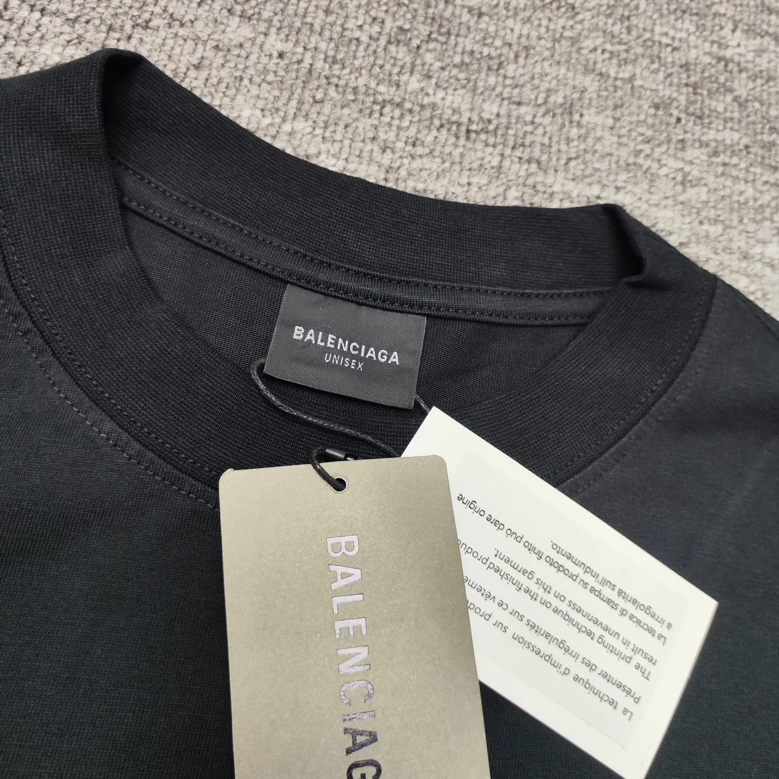 Top version BALENCIAGA/Balenciaga 2024 SS front and rear white ink direct-jet printed musical note short-sleeved T-shirt ✅No.1 quality in this market Real ceiling quality✅All original development pay attention to detail pictures to avoid mixed distribution of stolen pictures by merchants ✅Correct 260g custom-woven and dyed double-yarn fabric Soft, breathable and comfortable ✅Imported Tajima embroidery machine 150,000 needle embroidery, full effect, three-dimensional and clear✅Attention! The letter embroidery on the chest is hand-made and worn. The back of the garment is sewn with the car logo on the back collar. The original version is the same. The details are full and fixed-dyed threads. No color difference. No deformation. Overweight craftsmanship. Different market currencies. Here I will explain why mine is a little more expensive than others. 1. It seems to be a simple printing or embroidery. In fact, it is not simple at all. 10000% imported machine restoration. Not just lip service. Welcome to compare with peers. 2. Each model is produced by the company. The detailed workmanship and fabrics are consistent with the original product. Guaranteed no color difference from the counter. Reproduction is not scary. Whoever fakes it will be embarrassed. It’s not shameful to make a replica, it’s shameful if you can’t buy the correct version if you make a replica. 3. Note that the threaded collars are all original collars of certain countries and regions, with high wrapping. The width of the neckline and cabinets are accurate to the millimeter. Thick necklines are not easy to deform. The collars of high-end products are all restored cabinets. They are different from the big collars in the world. Ordinary garbage short-sleeves are printed with a print. The clavicle of the upper body is exposed. Please be patient. Customers who have bought genuine products or have seen genuine products will come back to place orders again. This is quality. This is quality. 4. Different styles of washed wheat main wheat, including imported wheat, have different colors and codes. Really restore the counter. As we all know, Balenciaga has different English or different colors on the collar labels of each quarter. This distinguishes the fast food products with the same common main wheat washed wheat. 5. Pay attention to the workmanship. The stitching at the neckline has no folds, smooth and natural without overlapping lines, and truly restores this. This is something that many people cannot do. 6. The fabric is made of 260g Paris-specific double yarn. No one can make better fabrics than my family. There's really no way to compare it with the ordinary version on the market. Respect it. It's genuine and costs thousands of dollars. Don't buy street stalls. Quality 7. The workmanship is fully restored. The packaging is fully restored. The cost is huge. 8. I guarantee here that this is the highest quality you can find. Size: XS-S-M-L P:260