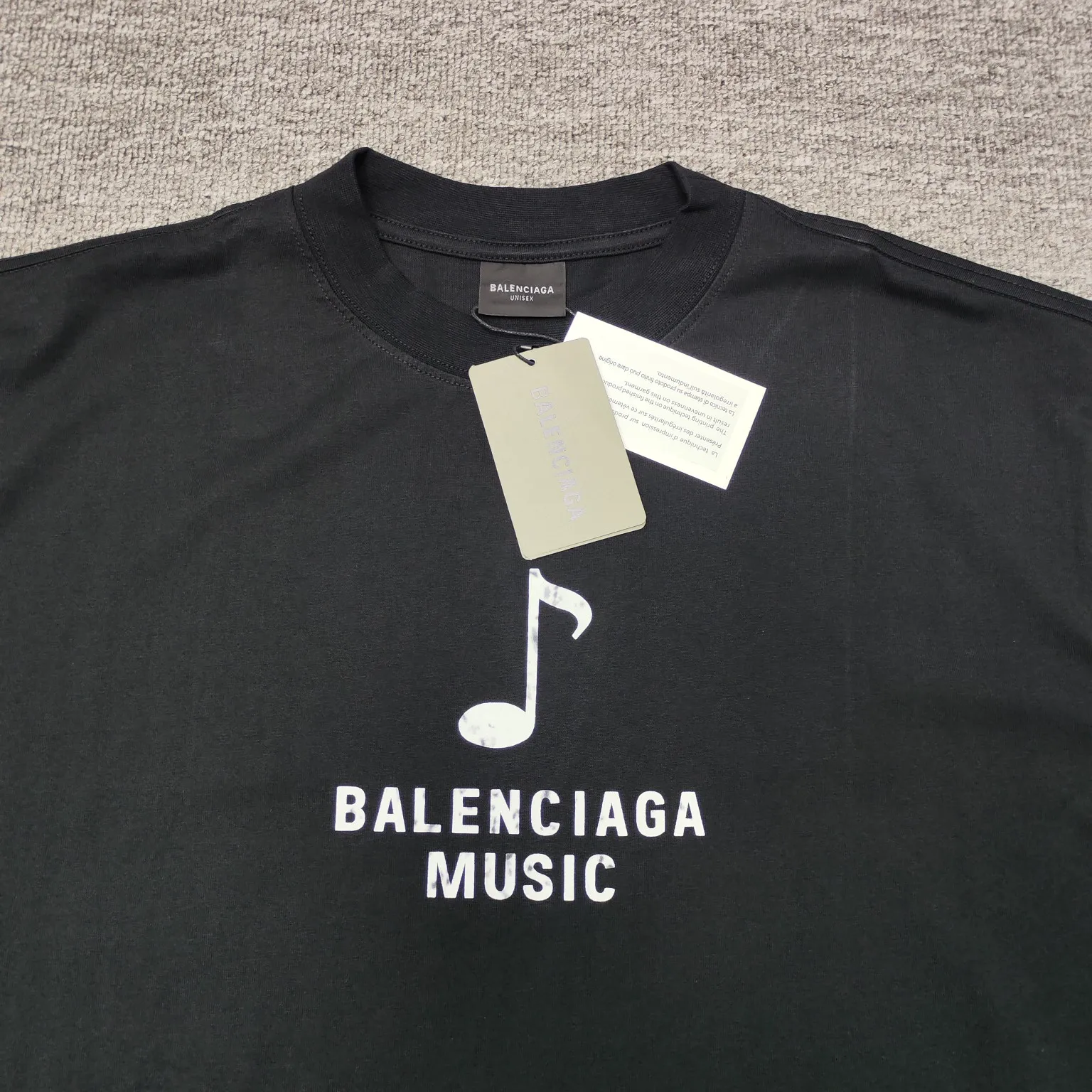 Top version BALENCIAGA/Balenciaga 2024 SS front and rear white ink direct-jet printed musical note short-sleeved T-shirt ✅No.1 quality in this market Real ceiling quality✅All original development pay attention to detail pictures to avoid mixed distribution of stolen pictures by merchants ✅Correct 260g custom-woven and dyed double-yarn fabric Soft, breathable and comfortable ✅Imported Tajima embroidery machine 150,000 needle embroidery, full effect, three-dimensional and clear✅Attention! The letter embroidery on the chest is hand-made and worn. The back of the garment is sewn with the car logo on the back collar. The original version is the same. The details are full and fixed-dyed threads. No color difference. No deformation. Overweight craftsmanship. Different market currencies. Here I will explain why mine is a little more expensive than others. 1. It seems to be a simple printing or embroidery. In fact, it is not simple at all. 10000% imported machine restoration. Not just lip service. Welcome to compare with peers. 2. Each model is produced by the company. The detailed workmanship and fabrics are consistent with the original product. Guaranteed no color difference from the counter. Reproduction is not scary. Whoever fakes it will be embarrassed. It’s not shameful to make a replica, it’s shameful if you can’t buy the correct version if you make a replica. 3. Note that the threaded collars are all original collars of certain countries and regions, with high wrapping. The width of the neckline and cabinets are accurate to the millimeter. Thick necklines are not easy to deform. The collars of high-end products are all restored cabinets. They are different from the big collars in the world. Ordinary garbage short-sleeves are printed with a print. The clavicle of the upper body is exposed. Please be patient. Customers who have bought genuine products or have seen genuine products will come back to place orders again. This is quality. This is quality. 4. Different styles of washed wheat main wheat, including imported wheat, have different colors and codes. Really restore the counter. As we all know, Balenciaga has different English or different colors on the collar labels of each quarter. This distinguishes the fast food products with the same common main wheat washed wheat. 5. Pay attention to the workmanship. The stitching at the neckline has no folds, smooth and natural without overlapping lines, and truly restores this. This is something that many people cannot do. 6. The fabric is made of 260g Paris-specific double yarn. No one can make better fabrics than my family. There's really no way to compare it with the ordinary version on the market. Respect it. It's genuine and costs thousands of dollars. Don't buy street stalls. Quality 7. The workmanship is fully restored. The packaging is fully restored. The cost is huge. 8. I guarantee here that this is the highest quality you can find. Size: XS-S-M-L P:260