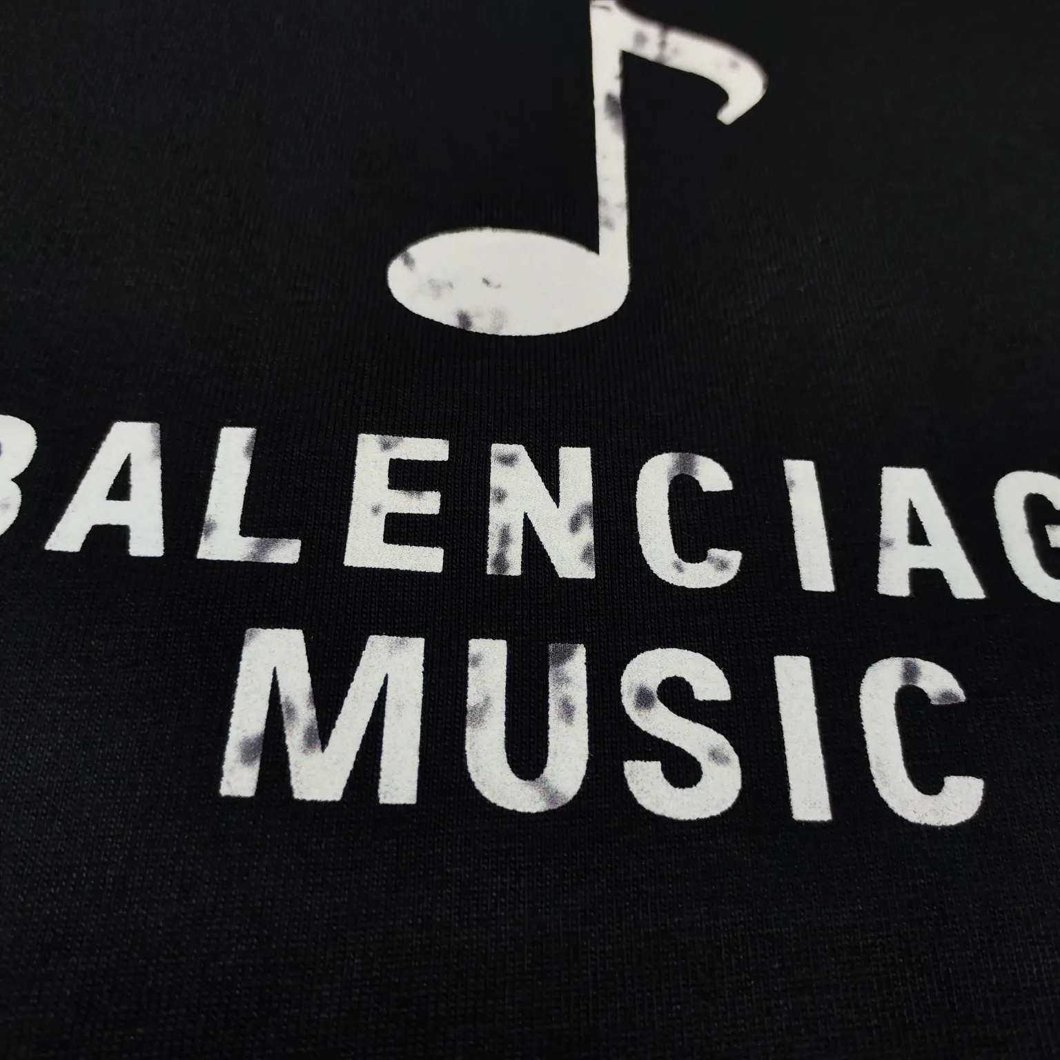 Top version BALENCIAGA/Balenciaga 2024 SS front and rear white ink direct-jet printed musical note short-sleeved T-shirt ✅No.1 quality in this market Real ceiling quality✅All original development pay attention to detail pictures to avoid mixed distribution of stolen pictures by merchants ✅Correct 260g custom-woven and dyed double-yarn fabric Soft, breathable and comfortable ✅Imported Tajima embroidery machine 150,000 needle embroidery, full effect, three-dimensional and clear✅Attention! The letter embroidery on the chest is hand-made and worn. The back of the garment is sewn with the car logo on the back collar. The original version is the same. The details are full and fixed-dyed threads. No color difference. No deformation. Overweight craftsmanship. Different market currencies. Here I will explain why mine is a little more expensive than others. 1. It seems to be a simple printing or embroidery. In fact, it is not simple at all. 10000% imported machine restoration. Not just lip service. Welcome to compare with peers. 2. Each model is produced by the company. The detailed workmanship and fabrics are consistent with the original product. Guaranteed no color difference from the counter. Reproduction is not scary. Whoever fakes it will be embarrassed. It’s not shameful to make a replica, it’s shameful if you can’t buy the correct version if you make a replica. 3. Note that the threaded collars are all original collars of certain countries and regions, with high wrapping. The width of the neckline and cabinets are accurate to the millimeter. Thick necklines are not easy to deform. The collars of high-end products are all restored cabinets. They are different from the big collars in the world. Ordinary garbage short-sleeves are printed with a print. The clavicle of the upper body is exposed. Please be patient. Customers who have bought genuine products or have seen genuine products will come back to place orders again. This is quality. This is quality. 4. Different styles of washed wheat main wheat, including imported wheat, have different colors and codes. Really restore the counter. As we all know, Balenciaga has different English or different colors on the collar labels of each quarter. This distinguishes the fast food products with the same common main wheat washed wheat. 5. Pay attention to the workmanship. The stitching at the neckline has no folds, smooth and natural without overlapping lines, and truly restores this. This is something that many people cannot do. 6. The fabric is made of 260g Paris-specific double yarn. No one can make better fabrics than my family. There's really no way to compare it with the ordinary version on the market. Respect it. It's genuine and costs thousands of dollars. Don't buy street stalls. Quality 7. The workmanship is fully restored. The packaging is fully restored. The cost is huge. 8. I guarantee here that this is the highest quality you can find. Size: XS-S-M-L P:260