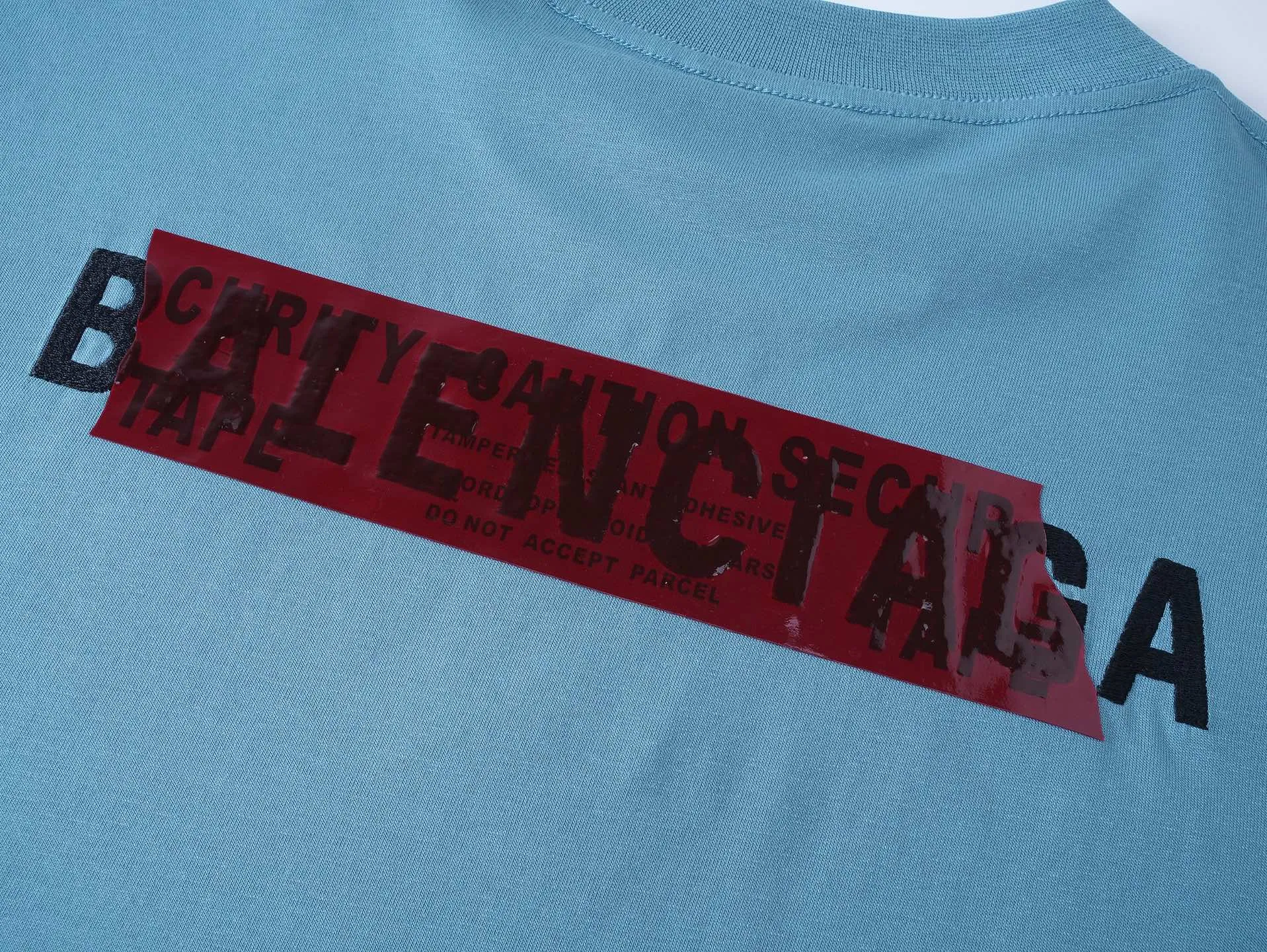 🅿️196 Actual pictures [Top version. Official website quality] BALENCI*GA/Paris #2025 new style front and rear letter LOGO embroidered tape taped short-sleeved T-shirt, full of design. Welcome to compare. The fabric is made of Paris ZP custom-woven and dyed cotton double yarn, weight 260 grams, clean cloth surface, clear cloth pattern, soft and comfortable. The threads are dyed with no color difference. The classic letter LOGO is embroidered with imported Tajima embroidery machine. The tape is stamped with imported transparent glue. The effect is three-dimensional. Restore the brick cabinet, adopt the OS loose shoulder version. Same style for men and women. Code: BL253662 Color: black, sky blue, white, floral gray Size: XS S M L