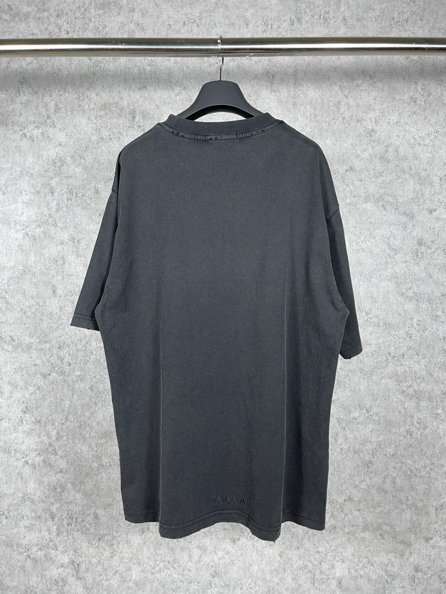 🅿️170 photos [Top version. Official website quality] BALENCI*GA/Paris #half B classic LOGO embroidery washed and distressed short-sleeved T-shirt #brick cabinet synchronization. The fabric is made of Paris ZP custom-woven and dyed cotton double yarn. Weighing 260 grams, the cloth surface is clean. The cloth pattern is clear, soft and comfortable. The color fastness is good. It is not easy to change color. The threads are dyed with no color difference. The classic LOGO letter embroidery uses imported embroidery machines, and the letters are three-dimensional and full. It is produced according to the pictures in Jubie market. The finished product is washed and aged. The letters are clear. The three-dimensional effect is strong. The version adopts the OS loose shoulder design. The same style for men and women. Code: BL223069 Color: Washed black Size: XS S M L