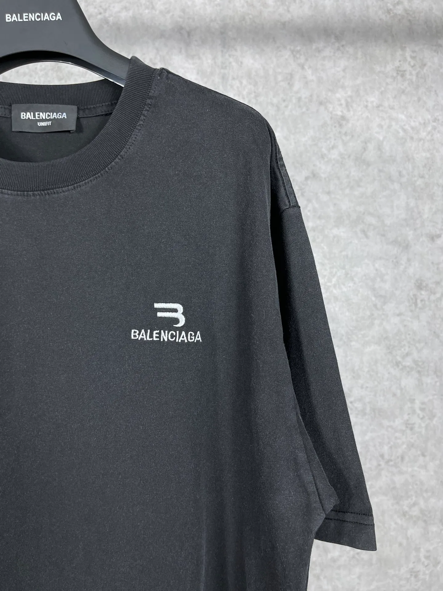 🅿️170 photos [Top version. Official website quality] BALENCI*GA/Paris #half B classic LOGO embroidery washed and distressed short-sleeved T-shirt #brick cabinet synchronization. The fabric is made of Paris ZP custom-woven and dyed cotton double yarn. Weighing 260 grams, the cloth surface is clean. The cloth pattern is clear, soft and comfortable. The color fastness is good. It is not easy to change color. The threads are dyed with no color difference. The classic LOGO letter embroidery uses imported embroidery machines, and the letters are three-dimensional and full. It is produced according to the pictures in Jubie market. The finished product is washed and aged. The letters are clear. The three-dimensional effect is strong. The version adopts the OS loose shoulder design. The same style for men and women. Code: BL223069 Color: Washed black Size: XS S M L