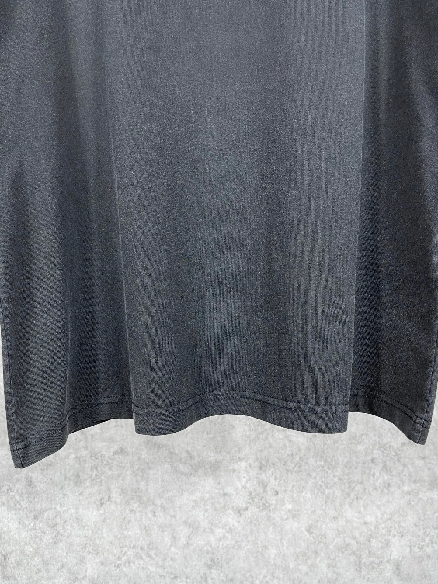 🅿️170 photos [Top version. Official website quality] BALENCI*GA/Paris #half B classic LOGO embroidery washed and distressed short-sleeved T-shirt #brick cabinet synchronization. The fabric is made of Paris ZP custom-woven and dyed cotton double yarn. Weighing 260 grams, the cloth surface is clean. The cloth pattern is clear, soft and comfortable. The color fastness is good. It is not easy to change color. The threads are dyed with no color difference. The classic LOGO letter embroidery uses imported embroidery machines, and the letters are three-dimensional and full. It is produced according to the pictures in Jubie market. The finished product is washed and aged. The letters are clear. The three-dimensional effect is strong. The version adopts the OS loose shoulder design. The same style for men and women. Code: BL223069 Color: Washed black Size: XS S M L
