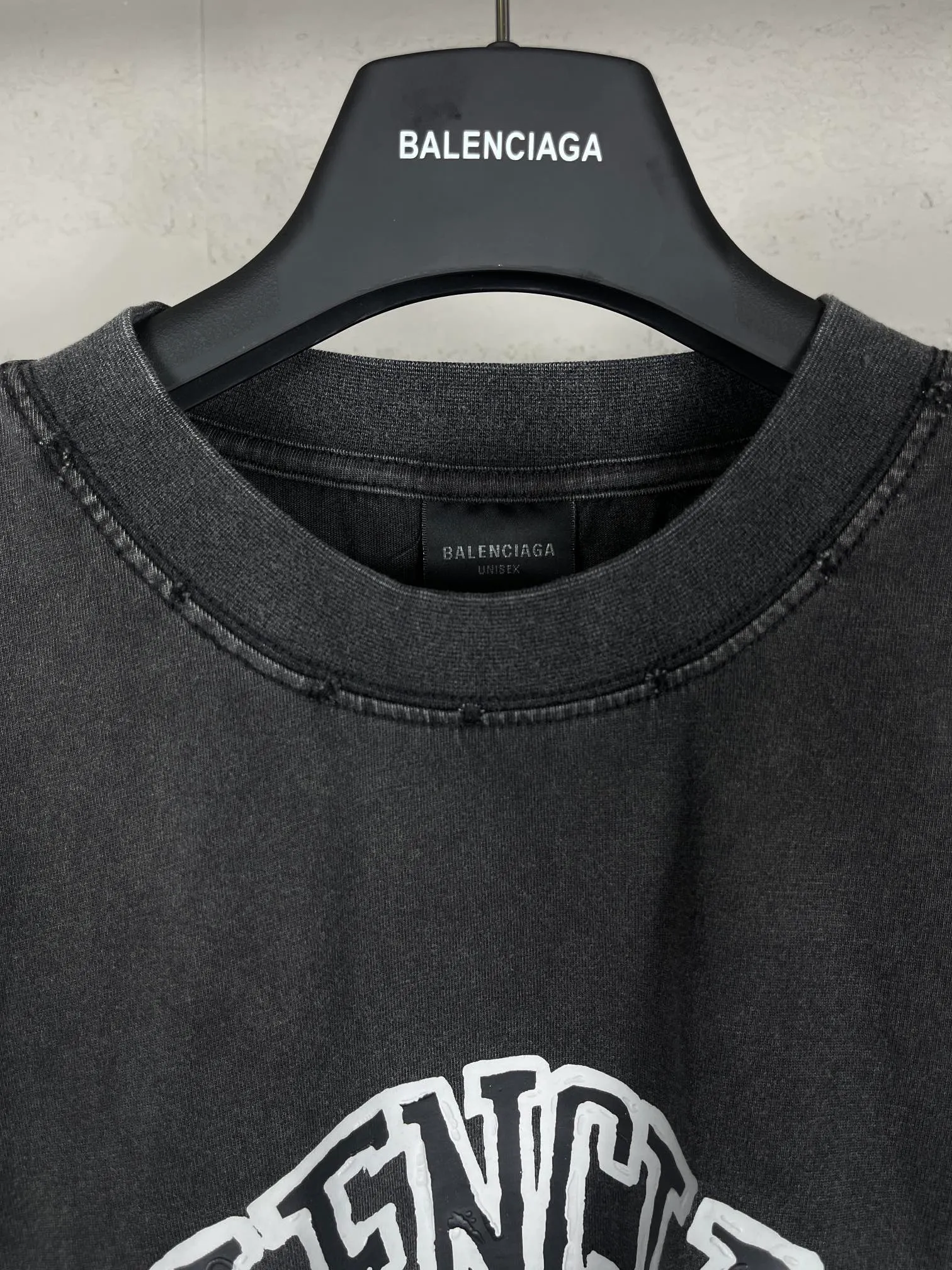 🅿️180 real photos [Top version. Official website quality] BALENCI*GA/Paris. 24 spring new style, crown wheat scissors foam printing technology. Ready-to-wear distressed washed short-sleeved T-shirt. Brick cabinet synchronization. The fabric is made of Paris ZP custom-woven and dyed 100% cotton double yarn compact cotton. The weight is 260 grams, the cloth surface is clean. The cloth pattern is clear, soft and comfortable. The threads are dyed with no color difference. The classic pattern is printed with environmentally friendly imported materials, hand-painted foam printing, and the effect is three-dimensional. The ready-made garments are washed and worn. Restore brick cabinets. Different market currencies, welcome to compare. The version adopts OS loose shoulder design. Same style for men and women. Code: BL223307 Color: washed black Size: XS to L