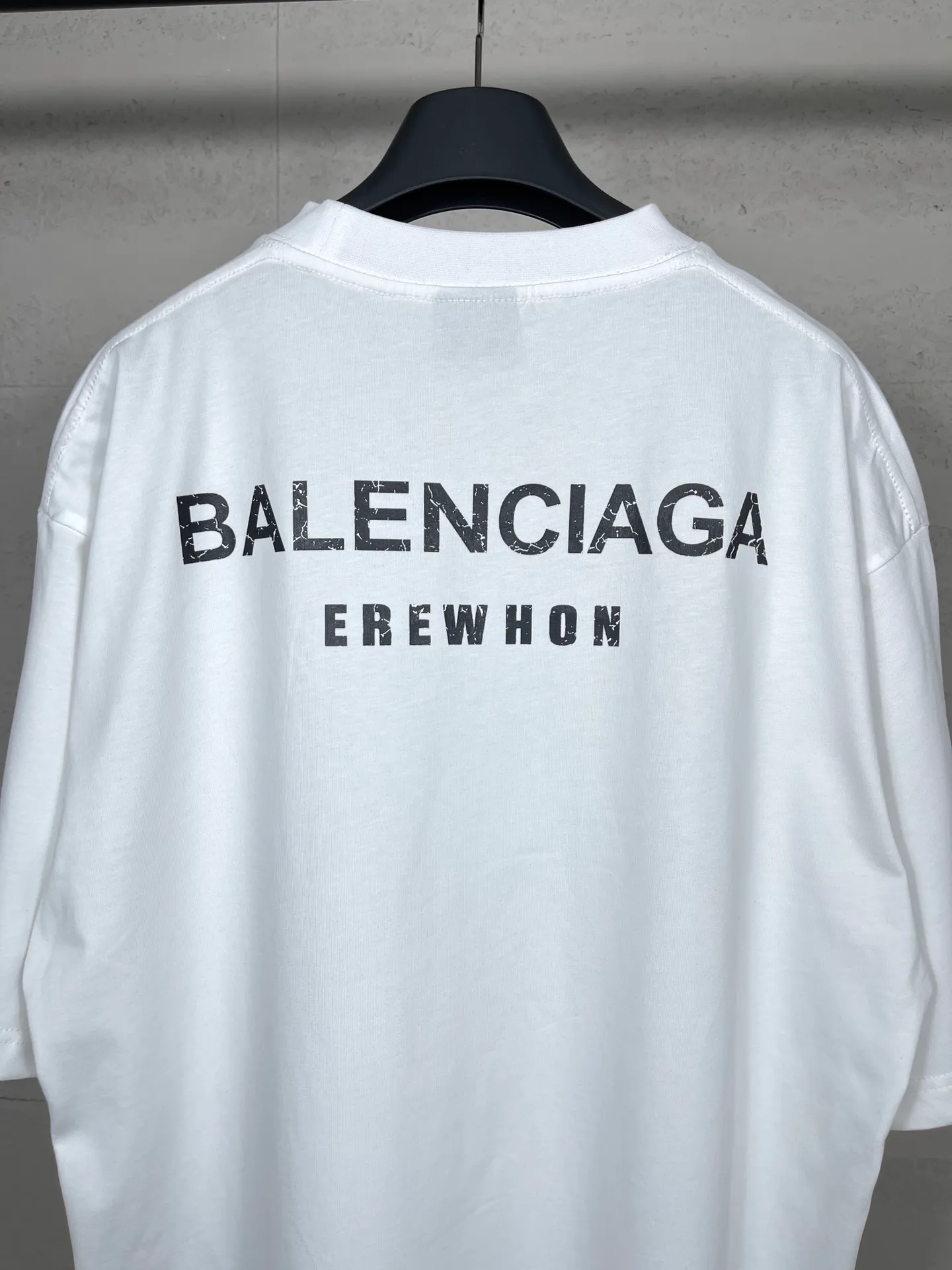 🅿️174 Actual pictures [Top version. Official website quality] BALENCI*GA/Paris. Water bottle letter LOGO short-sleeved T-shirt. The fabric is made of Paris ZP custom-woven and dyed cotton sweatshirt. The weight is 260 grams. The cloth surface is clean. The cloth pattern is clear, soft and comfortable. The threads are dyed with no color difference. The classic pattern printing uses imported machine direct printing. The effect is three-dimensional and restores the brick cabinet. Different market currencies, welcome to compare. The version adopts OS loose shoulder design. Same style for men and women. Code: BL223365 Color: black. White. Size: XS to L