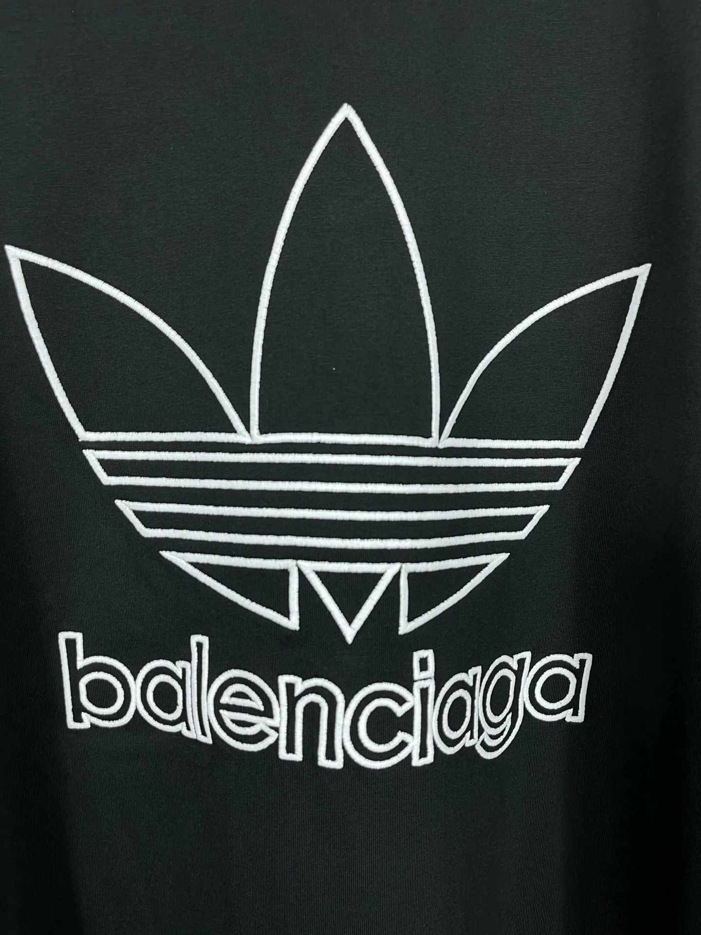 🅿️210 Detailed picture [Top version. Official website quality] BALENCI*GA/Paris co-branded Adidas front embroidered LOGO long-sleeved T-shirt# The fabric is made of Paris ZP custom-woven and dyed cotton double yarn. Weighing 260 grams, the cloth surface is clean. The cloth pattern is clear, soft and comfortable. The color fastness is good. It is not easy to change color. The threads are dyed with no color difference. The LOGO pattern letters are embroidered using imported embroidery machines, and the letters are three-dimensional and full. It is produced in Jubie market based on pictures, and comparisons are welcome. Restored brick cabinets. The version adopts OS loose shoulder design. Same style for men and women. Code: BL225028 Color: Black Size: XS S M L