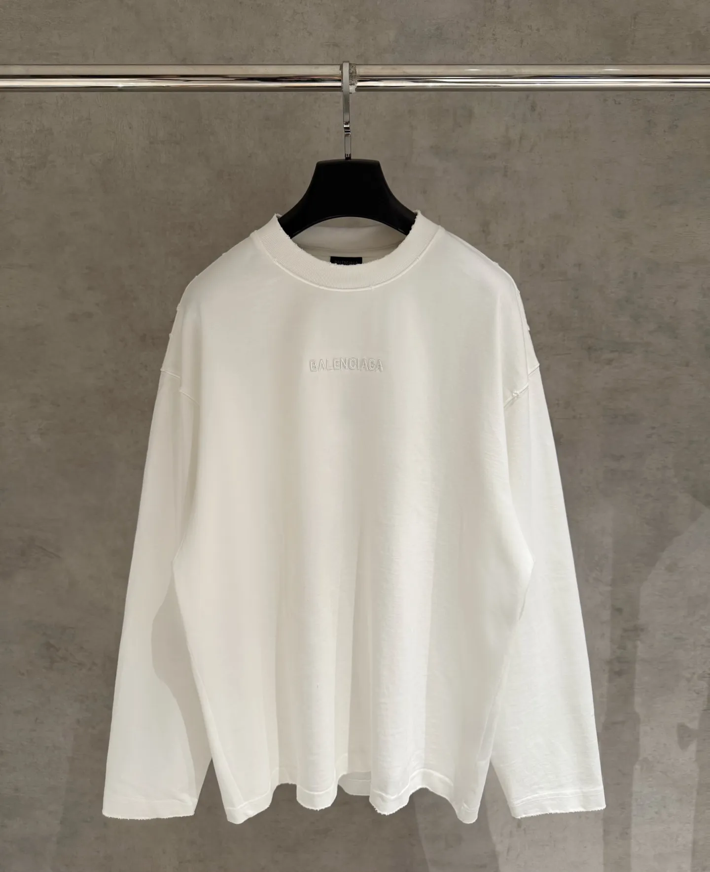 🅿️350 [Strict quality control] Balenciaga's new heavy-weight long-sleeved sweatshirt T-shirt. Heavy 420g double yarn fabric. Three-dimensional embroidery on the front and full-length patch embroidery on the back. The whole garment is washed twice. The four sides are frayed and torn. Heavy fabric. The collar is made of icy Salona. Loose version. Deep, wide and stylish. No deformation or shrinkage. 3 colors of black, white and gray. Size: M-2xl