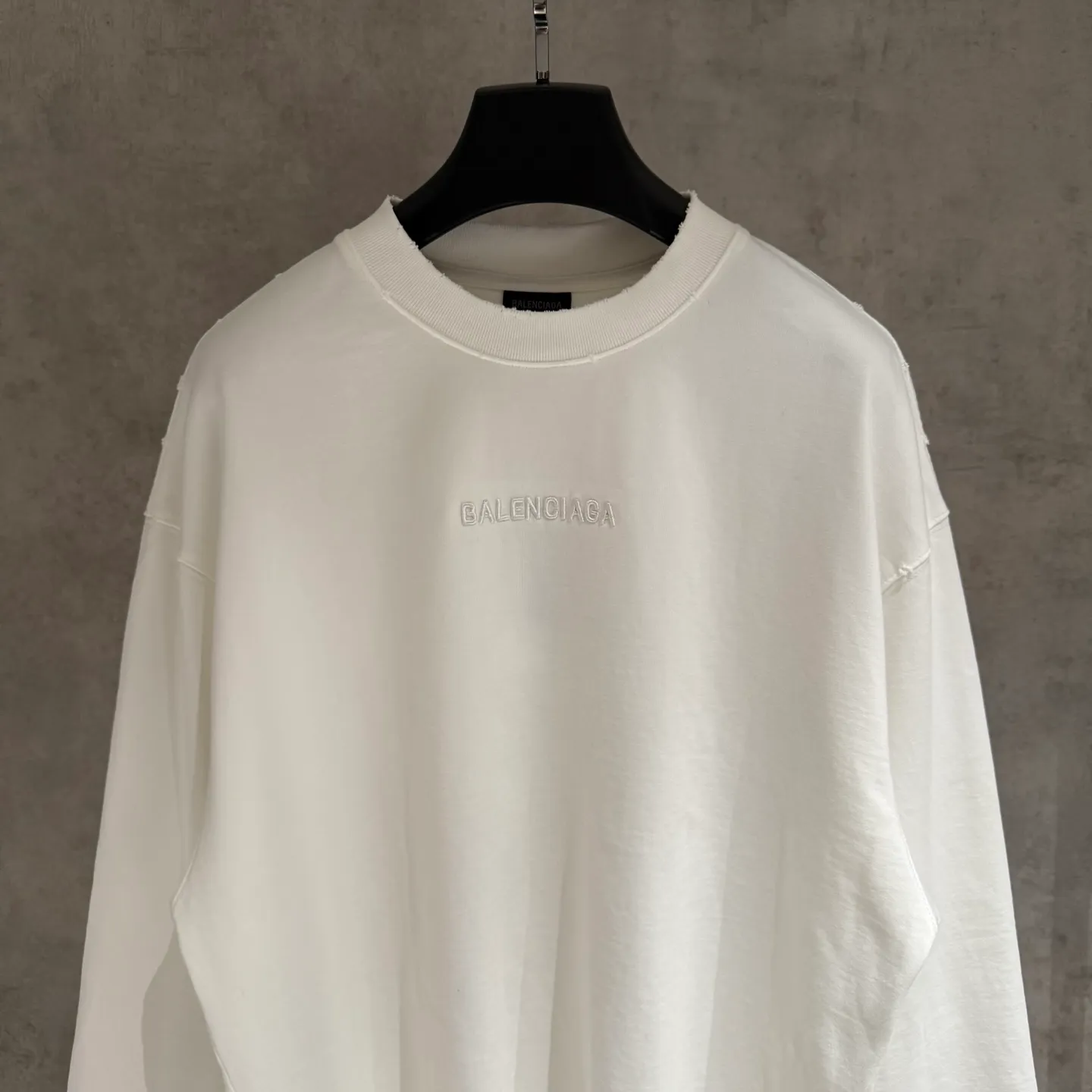 🅿️350 [Strict quality control] Balenciaga's new heavy-weight long-sleeved sweatshirt T-shirt. Heavy 420g double yarn fabric. Three-dimensional embroidery on the front and full-length patch embroidery on the back. The whole garment is washed twice. The four sides are frayed and torn. Heavy fabric. The collar is made of icy Salona. Loose version. Deep, wide and stylish. No deformation or shrinkage. 3 colors of black, white and gray. Size: M-2xl