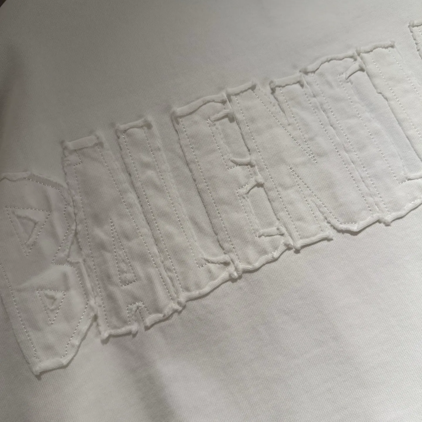 🅿️350 [Strict quality control] Balenciaga's new heavy-weight long-sleeved sweatshirt T-shirt. Heavy 420g double yarn fabric. Three-dimensional embroidery on the front and full-length patch embroidery on the back. The whole garment is washed twice. The four sides are frayed and torn. Heavy fabric. The collar is made of icy Salona. Loose version. Deep, wide and stylish. No deformation or shrinkage. 3 colors of black, white and gray. Size: M-2xl