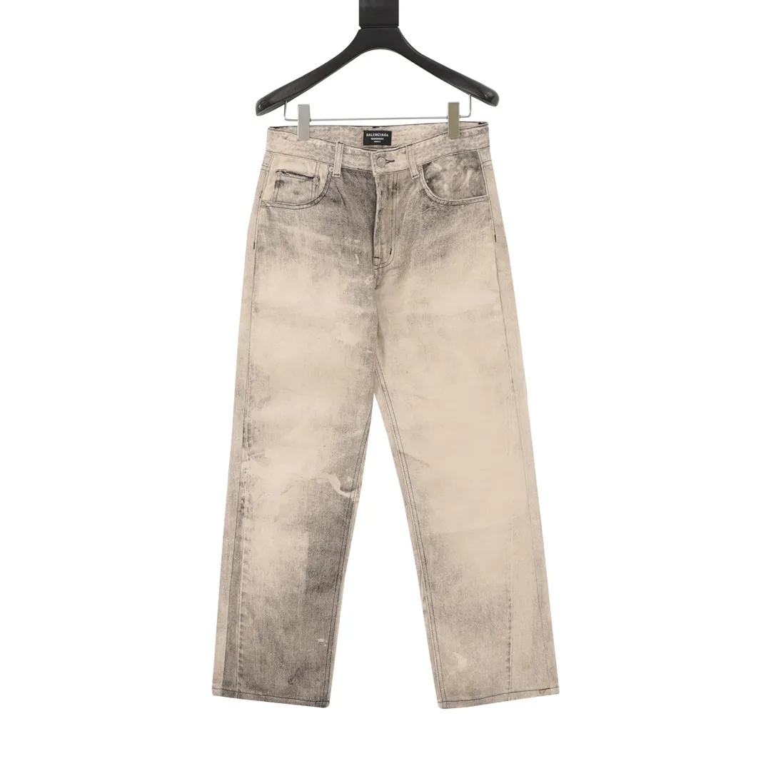 🅿️540 balenciaga/Balenciaga washed loose wide-leg jeans, heavy craftsmanship washed personalized series blue indigo, this color is simply a tailor-made style, full of autumn and winter feel. The design is simple and at the same time very personal. The genuine leather brand on the back waist has a retro atmosphere. Especially the rolled edge design is a second difference from ordinary jeans! If you look closely, you can see that every process and the texture are very fine and perfect. The overall texture of the upper body is very soft and skin-friendly but does not feel squishy. The good denim fabric is really stiff, making the jeans slim fit but not too close-fitting when worn, so that some imperfections in the figure will not be highlighted ~ size: 28-34