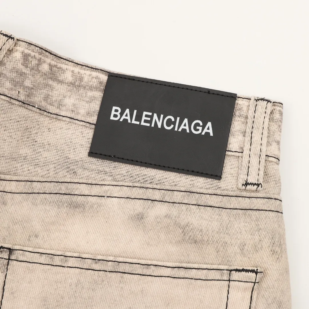 🅿️540 balenciaga/Balenciaga washed loose wide-leg jeans, heavy craftsmanship washed personalized series blue indigo, this color is simply a tailor-made style, full of autumn and winter feel. The design is simple and at the same time very personal. The genuine leather brand on the back waist has a retro atmosphere. Especially the rolled edge design is a second difference from ordinary jeans! If you look closely, you can see that every process and the texture are very fine and perfect. The overall texture of the upper body is very soft and skin-friendly but does not feel squishy. The good denim fabric is really stiff, making the jeans slim fit but not too close-fitting when worn, so that some imperfections in the figure will not be highlighted ~ size: 28-34