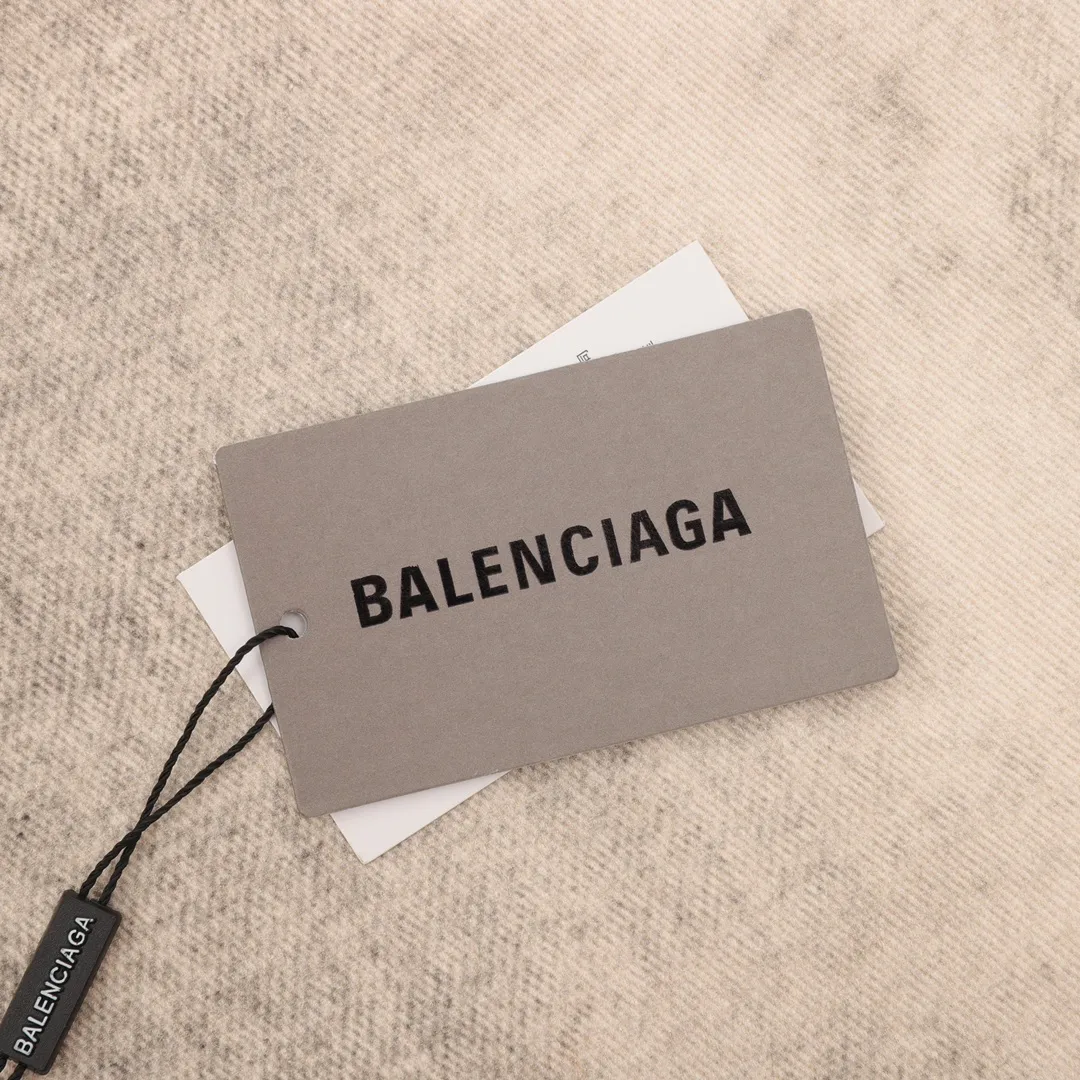 🅿️540 balenciaga/Balenciaga washed loose wide-leg jeans, heavy craftsmanship washed personalized series blue indigo, this color is simply a tailor-made style, full of autumn and winter feel. The design is simple and at the same time very personal. The genuine leather brand on the back waist has a retro atmosphere. Especially the rolled edge design is a second difference from ordinary jeans! If you look closely, you can see that every process and the texture are very fine and perfect. The overall texture of the upper body is very soft and skin-friendly but does not feel squishy. The good denim fabric is really stiff, making the jeans slim fit but not too close-fitting when worn, so that some imperfections in the figure will not be highlighted ~ size: 28-34