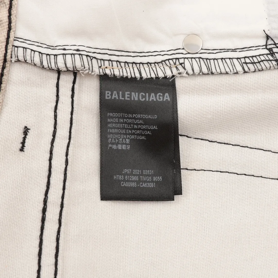 🅿️540 balenciaga/Balenciaga washed loose wide-leg jeans, heavy craftsmanship washed personalized series blue indigo, this color is simply a tailor-made style, full of autumn and winter feel. The design is simple and at the same time very personal. The genuine leather brand on the back waist has a retro atmosphere. Especially the rolled edge design is a second difference from ordinary jeans! If you look closely, you can see that every process and the texture are very fine and perfect. The overall texture of the upper body is very soft and skin-friendly but does not feel squishy. The good denim fabric is really stiff, making the jeans slim fit but not too close-fitting when worn, so that some imperfections in the figure will not be highlighted ~ size: 28-34