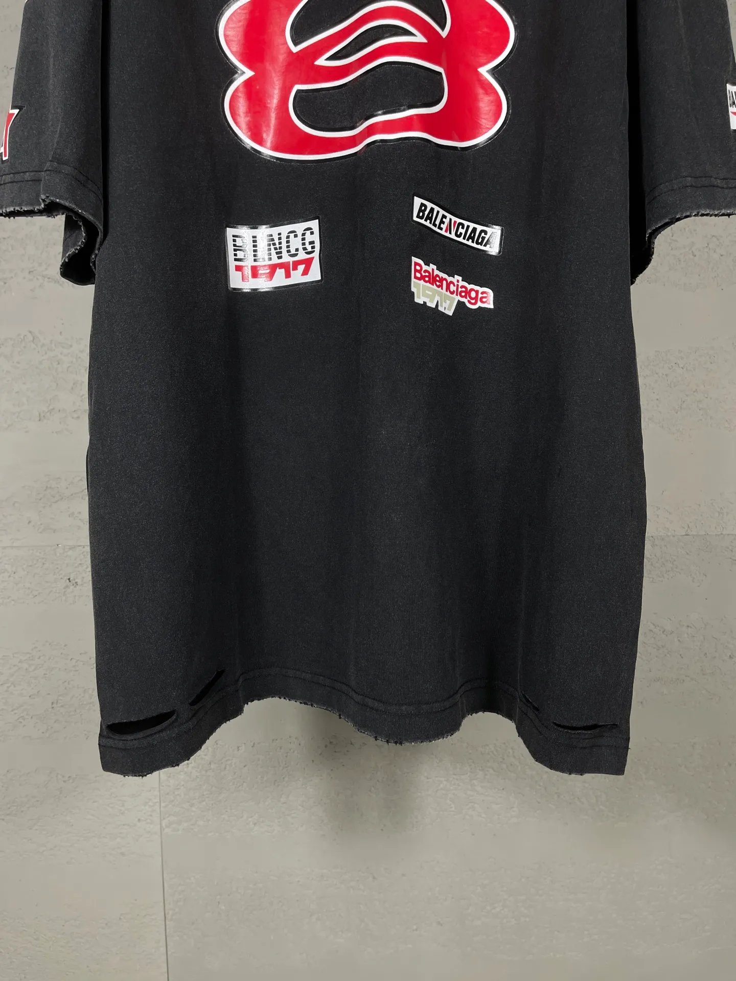 🅿️200 Detailed picture [Top version. Official website quality] BALENCI*GA/Paris. 25ss latest model. Paris is printed with sponsor logos English LOGO combination on the front, washed and distressed short-sleeved T-shirt. Brick cabinet synchronization. The fabric is made of Paris ZP custom-woven and dyed 100% cotton double yarn compact cotton. The weight is 260 grams, the cloth surface is clean. The cloth pattern is clear, soft and comfortable, and the thread is dyed with no color difference. The classic LOGO pattern is printed with environmentally friendly imported materials, with clear letters and a strong three-dimensional feel. Restored brick cabinet. The garments were washed and aged, and polished by many hands. Produced by ultra-heavy craftsmanship, the market currency is very different, welcome to compare. The version adopts OS loose shoulder design. The same style for men and women. Code: BL253689 Color: Washed Black Size: XS S M L