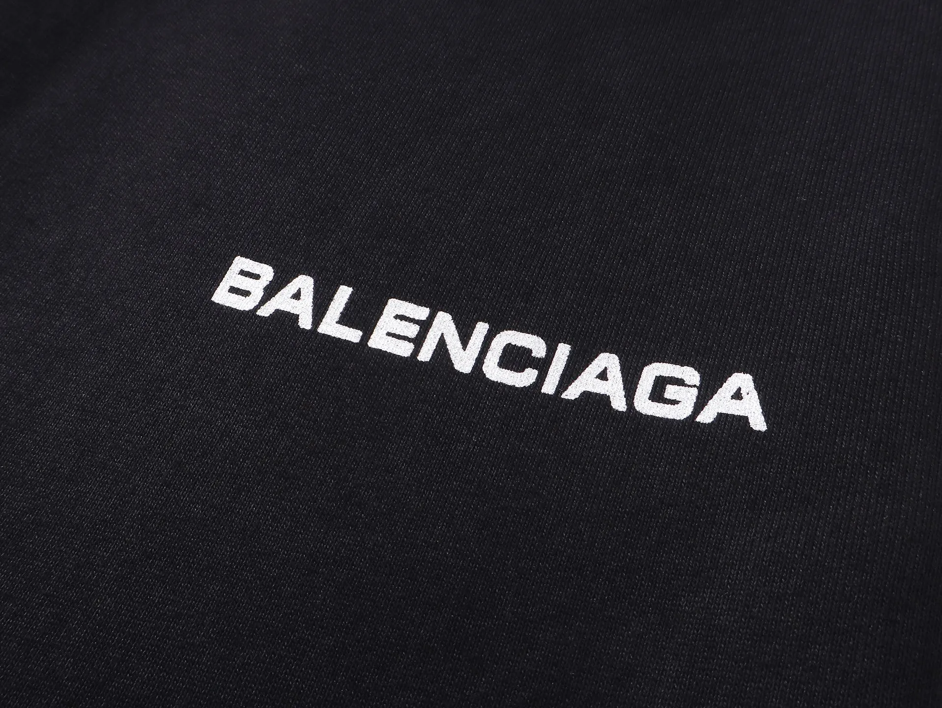 🅿️220 real photos [Top version. Official website quality] BALENCI*GA/Paris. 2025 new model. Paris classic LOGO printing, shorts with patch pockets on the back. Brick cabinet synchronization. Developed authentic products at the first time, enjoy printing and comparison! The fabric is made of Paris ZP custom-woven and dyed cotton terry sweatshirt, with a weight of 460 grams. The cloth surface is clean. The cloth pattern is clear, the hand feels soft and comfortable, and the imported environmentally friendly rubber paddles are used for printing. The letters are clear and the effect is three-dimensional. The version adopts a loose version. Same style for men and women. Code: BL257019 Color: Black Size: XS S M L