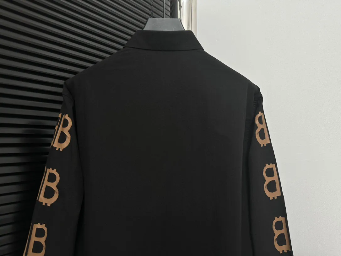🅿️260 【BALENCIAGA】Paris’ new graffiti BB letter shirt. Custom-woven and dyed fabrics. Heavy industrial washing. Three-dimensional cutting. Perfect version. The upper body is absolutely perfect. The printing uses environmentally friendly imported glue. The process is complex. Three-dimensional and neat. The letters are clear and have no burrs. Three labels are complete. Iconic brand logo. Same style for men and women. The first choice jacket for autumn! Color: Black Size: M-XL