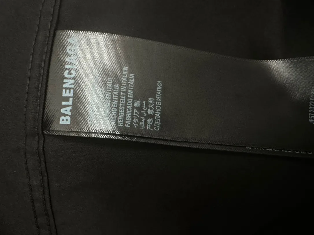 🅿️260 【BALENCIAGA】Paris’ new graffiti BB letter shirt. Custom-woven and dyed fabrics. Heavy industrial washing. Three-dimensional cutting. Perfect version. The upper body is absolutely perfect. The printing uses environmentally friendly imported glue. The process is complex. Three-dimensional and neat. The letters are clear and have no burrs. Three labels are complete. Iconic brand logo. Same style for men and women. The first choice jacket for autumn! Color: Black Size: M-XL