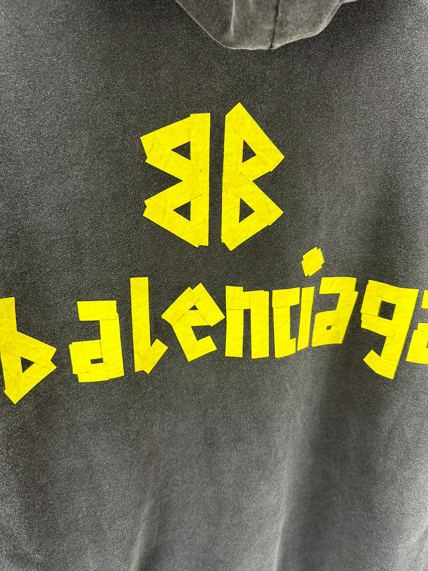 🅿️420 BALENCI*GA 24ss Paris hot-selling tape hooded sweatshirt. The front and back panels are printed with tape direct printing. Many hand-made grinding. The ready-made garments are washed and worn. The cloth surface is clean. The cloth pattern is clear, super heavy work. Soft and comfortable. Exclusively pattern-woven and dyed 450g fabric. The threads are dyed in the same cylinder with zero color difference. Different from the market currency. The version adopts os loose shoulder version. Welcome to compare, same style for men and women. -Color: iron gray blue, Paris blue, washed black, burgundy -SIZE: XS S M L style number 8912#