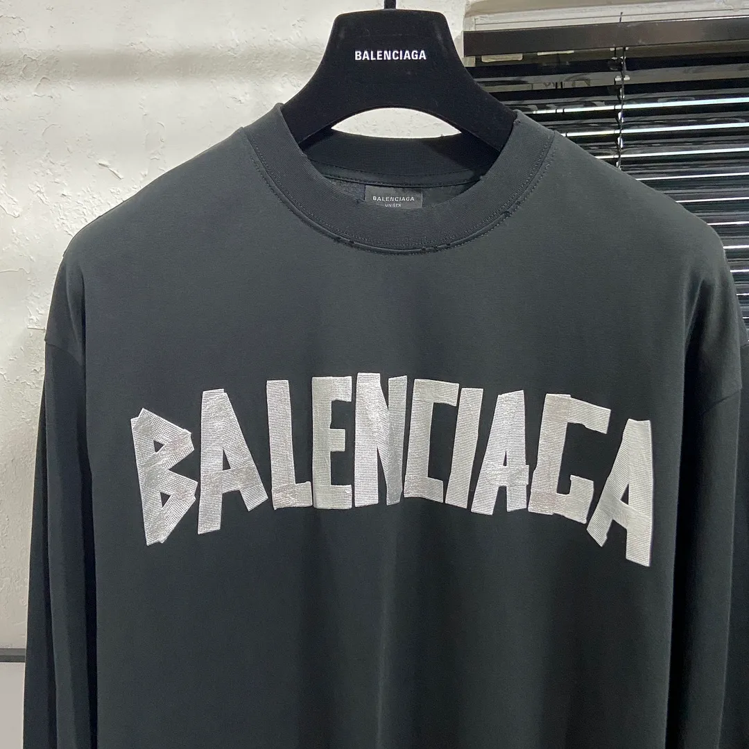 🅿️200 8110# Actual pictures Top version [[BALENCIA*GA] Official website quality Paris new yellow tape digital direct spray long-sleeved T-shirt OS version Loose dropped shoulders Unisex style Fabric: 260g 100% cotton double yarn Process: Front and back digital direct spray Garment wash Frayed Distressed Styling Solid Color Color: Gray blue Black White Washed blue Burgundy Green Size: XS S M L