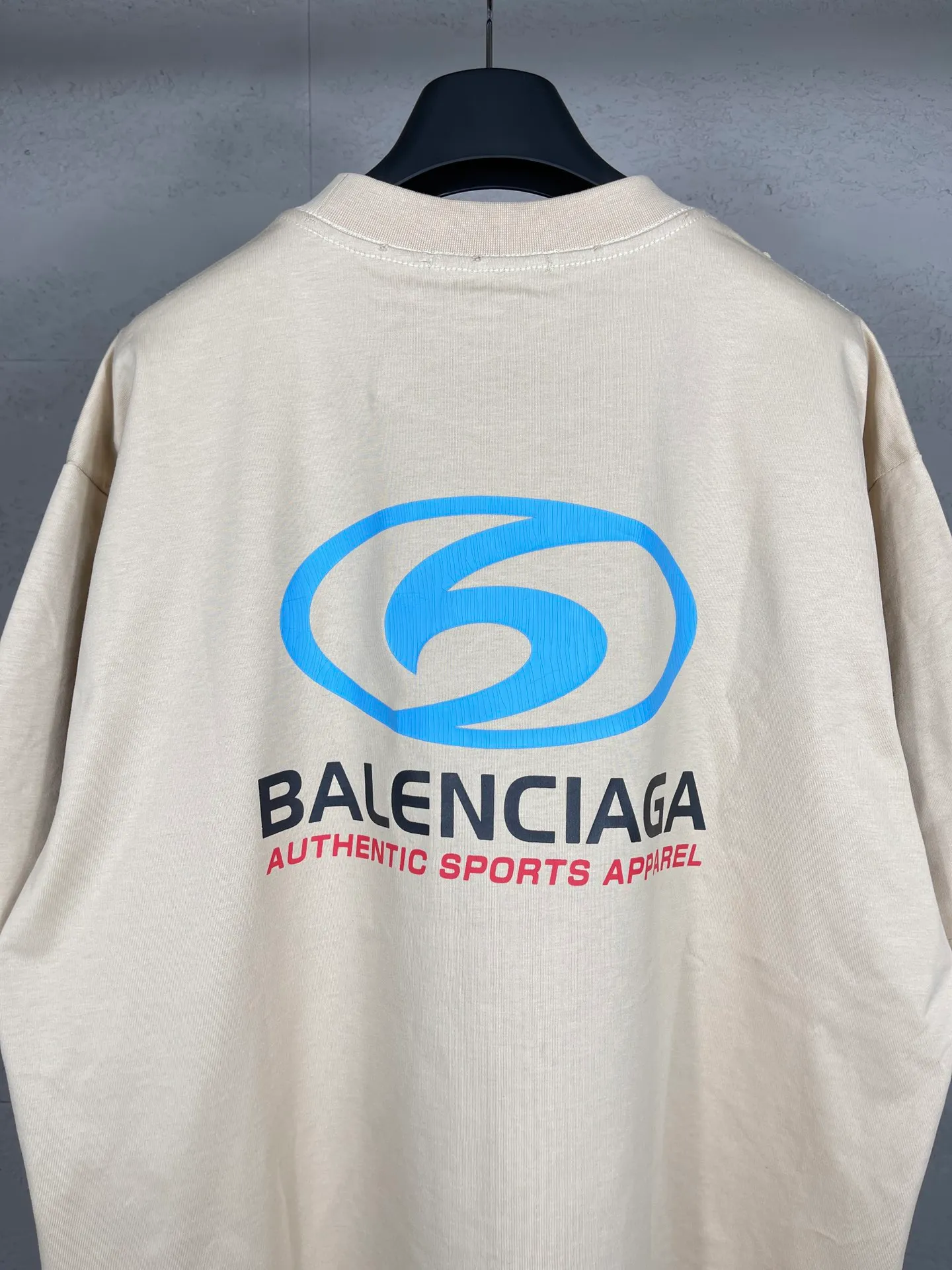 🅿️180 real photos [Top version. Official website quality] BALENCI*GA/Paris. 2024 new style. New LOGO straight crack printed ready-to-wear frayed distressed short-sleeved T-shirt, brick cabinet synchronization. Genuine product developed at the first time, happy to print and compare! The fabric is made of Paris ZP custom-woven and dyed cotton double yarn. Weighing 260 grams, the cloth surface is clean. The cloth pattern is clear, soft and comfortable. The threads are dyed with no color difference. The classic LOGO is printed using environmentally friendly imported materials, with clear straight-crack pattern letters and a three-dimensional effect. Restored brick cabinet. Ready-made garments are washed, worn and worn. Different market currency. Welcome to compare. The version adopts OS loose shoulder style. Same style for men and women. Code: BL233305 Color: gray blue, apricot, yellow Size: XS to L