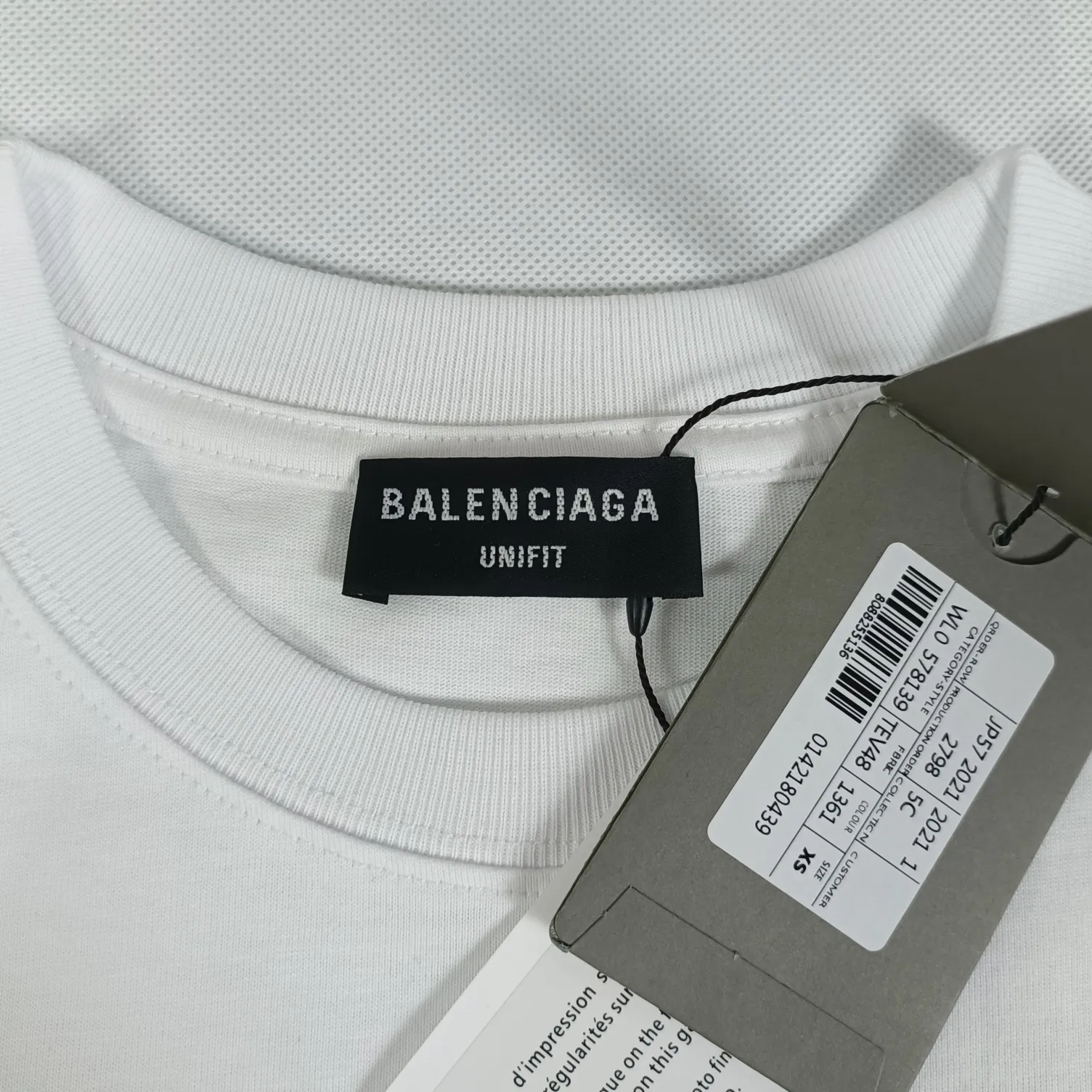 The top tested version of BALENCIAGA 21SS PS5 collaboration pure cotton short-sleeved TEE for men and women. The fabric uses 260 grams of double-yarn cotton smooth fabric. Three-dimensional tailoring. Full drape. The fabrics are all washed and pre-shrunk. No shrinkage after washing. Not easy to deform. Does not fade. Comfortable and breathable. Dyeing thread. Full set of customized accessories. The printing uses glue printing technology imported from Japan. The fine texture is integrated with the fabric. Novel and interesting design. Print the PS5 game buttons on clothes. This is a very good-looking Balenciaga collaboration. Recommended OverSize version. Size: XS-L. Color: Black White. P: 240.
