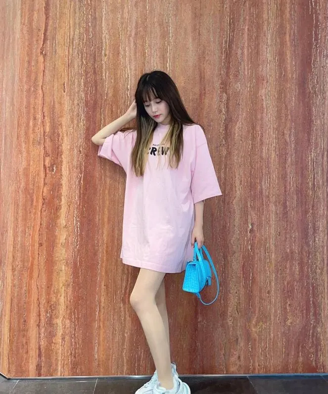 ♻️💯Upper body reference model picture❤️The top tested version BALENCIAGA Balenciaga CREW staff limited to male and female couples pure cotton star same style short-sleeved t-shirt. As a Balenciaga 20th anniversary employee limited short-sleeved, full of Parisian feelings, highly recommended! ! The letters on the chest are also very simple and elegant, and the shape is super OS. The whole dress has been washed, and the 280g combed cotton fabric is very textured and you can touch it! High-definition imported glue and high-coverage screen printing on the chest, the dots are very precise. Color: Peach Pink Black White Size: XS-L P:250