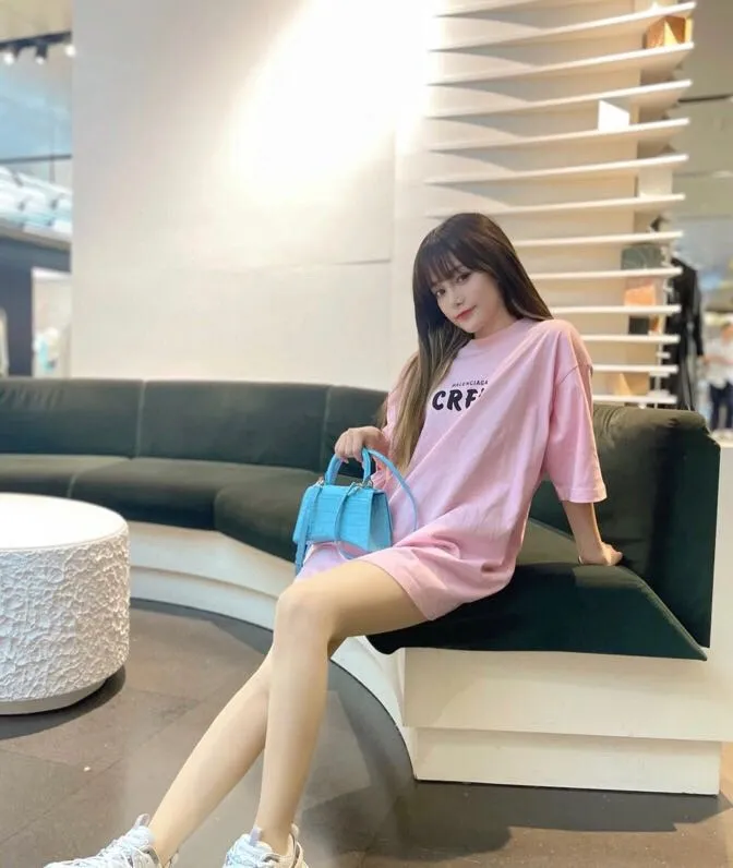 ♻️💯Upper body reference model picture❤️The top tested version BALENCIAGA Balenciaga CREW staff limited to male and female couples pure cotton star same style short-sleeved t-shirt. As a Balenciaga 20th anniversary employee limited short-sleeved, full of Parisian feelings, highly recommended! ! The letters on the chest are also very simple and elegant, and the shape is super OS. The whole dress has been washed, and the 280g combed cotton fabric is very textured and you can touch it! High-definition imported glue and high-coverage screen printing on the chest, the dots are very precise. Color: Peach Pink Black White Size: XS-L P:250