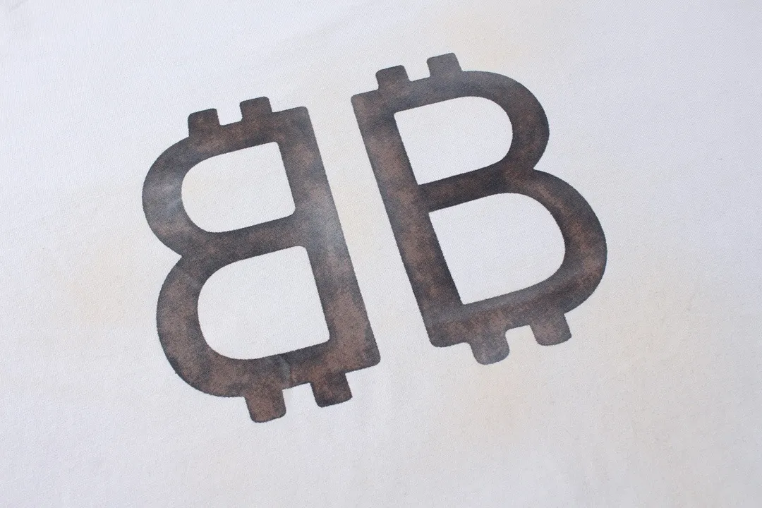 🅿️220 detailed pictures [Top version. Official website quality] BALENCI*GA/Paris. 2023 latest mud hand-painted worn distressed long-sleeved T-shirt. Brick cabinet synchronization. ⚠️Difference between market currency, genuine development, worn. Hand-painted consistent with ZP,‼ ️The fabric is made of Paris ZP custom-woven and dyed 100% double yarn compact cotton. The weight is 260 grams. The cloth surface is clean. The cloth pattern is clear, soft and comfortable. The threads are dyed with no color difference. Ready-made garments are hand-painted, worn, and distressed, with heavy craftsmanship. Comparisons welcome. The version adopts OS loose shoulder design. Same style for men and women. Code: BL225006 Color: black blue, off-white Size: XS S M L