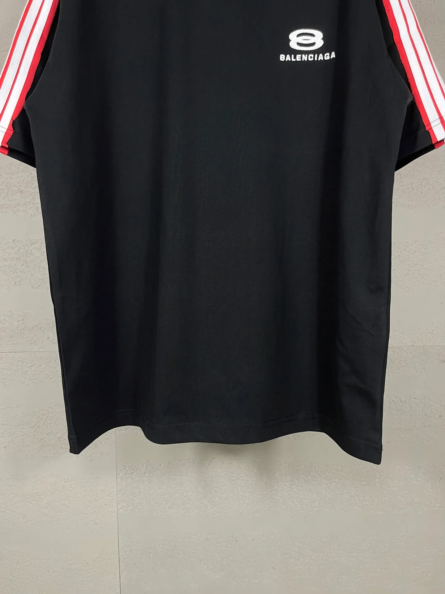 🅿️196 Detailed picture [Top version. Official website quality] BALENCI*GA/Paris SS25 latest model, raglan sleeves with color matching, drawstring, and classic LOGO short-sleeved T-shirt embroidered on the front left chest #Classic Fashion. Brick cabinets are synchronized and developed at the first time. The fabric is made of Paris ZP custom-woven and dyed cotton double yarn. Weighing 260 grams, the cloth surface is clean. The cloth pattern is clear, soft and comfortable. The threads are dyed with no color difference. The classic pattern embroidery is embroidered using an imported Tajima embroidery machine. The letters are clear, three-dimensional and without burrs. Jubie market produces pictures based on pictures. Welcome to compare. The version adopts OS loose shoulder design. Same style for men and women. Code: BL253685 Color: black, white Size: XS S M L