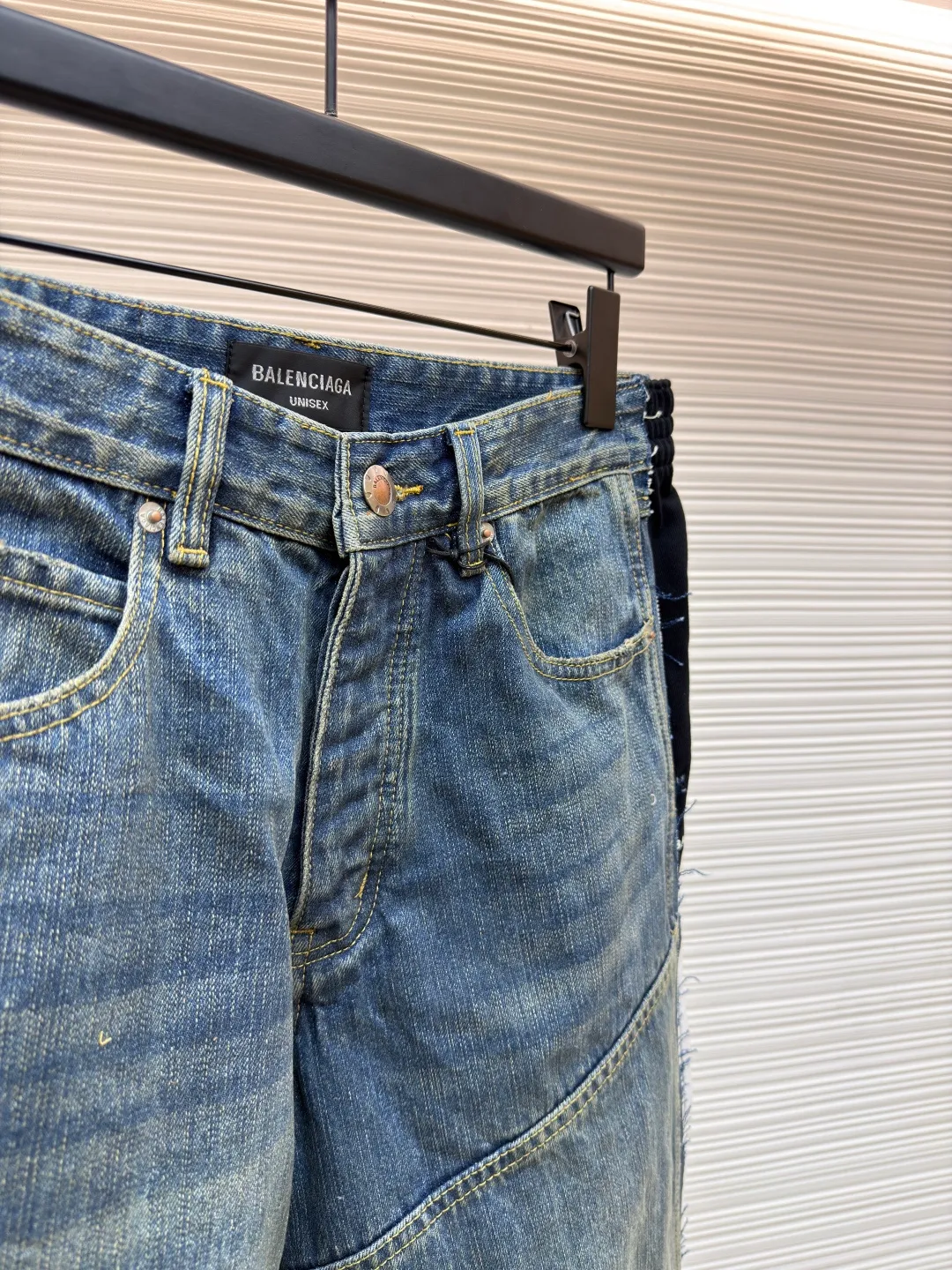 Balenciaga CUT-UP jeans ●Original version: Purchased and developed for 17900 ●Item number: 1681398-B85 ●Material: Denim denim fabric ●Technology: Ragged edge hanging process ●Color: blue ●Version: Fitted version ●Weight: about 1035 grams ●Size: S-M-L-XL ●Description: Retro fabric intertwined with customized cotton rhyme denim and phantom technology. Excellent texture and comfortable to the skin. The iconic blue denim is used as the base. The intertwined shades of blue are just like the traces of time. The trousers are boldly divided. Denim blocks of different shapes are reorganized in a unique splicing method and embellished with the Balenciaga logo. The ingenious embedding of sports stripes creates a conflicting and harmonious aesthetic. It blurs the boundaries between sports and fashion. Unique tailoring outlines a futuristic silhouette. The jeans are no longer limited to a single style positioning, showing a variety of wearing possibilities. Suits are worn for worry-free wear using imported machine embroidery technology. Use advanced computer control systems and precision mechanical components to achieve Balenciaga logo embroidery operations with high precision. The lines are smooth and delicate, and the hole-breaking technology is used to achieve the natural edge-burning effect through physical wear and friction on the edge. The combination of high-temperature steam and sanding paper removes fiber hairiness and color difference. It presents a unique hole and wear effect. Multiple sand scrubbers are used to rub the specific parts with a high-pressure spray gun to achieve a local gradient effect, and then through frosting technology. To create a unique texture pattern, the workmanship is extremely complex, time-consuming and labor-intensive, and the electrolytic deep blue ➕ stone grinding fermentation washing process prioritizes the use of electrochemical reactions to change the color of the fabric, and then mixes the fabric with abrasives through a grinder and cleans it with hot water to achieve a specific washing effect. The overall wiring is straight and delicate, the fabric is comfortable and soft, and the color is consistent without color difference. It can be matched with the same style to create a fashionable look and control various occasions. Customized accessories, complete with three standards, same style for men and women!